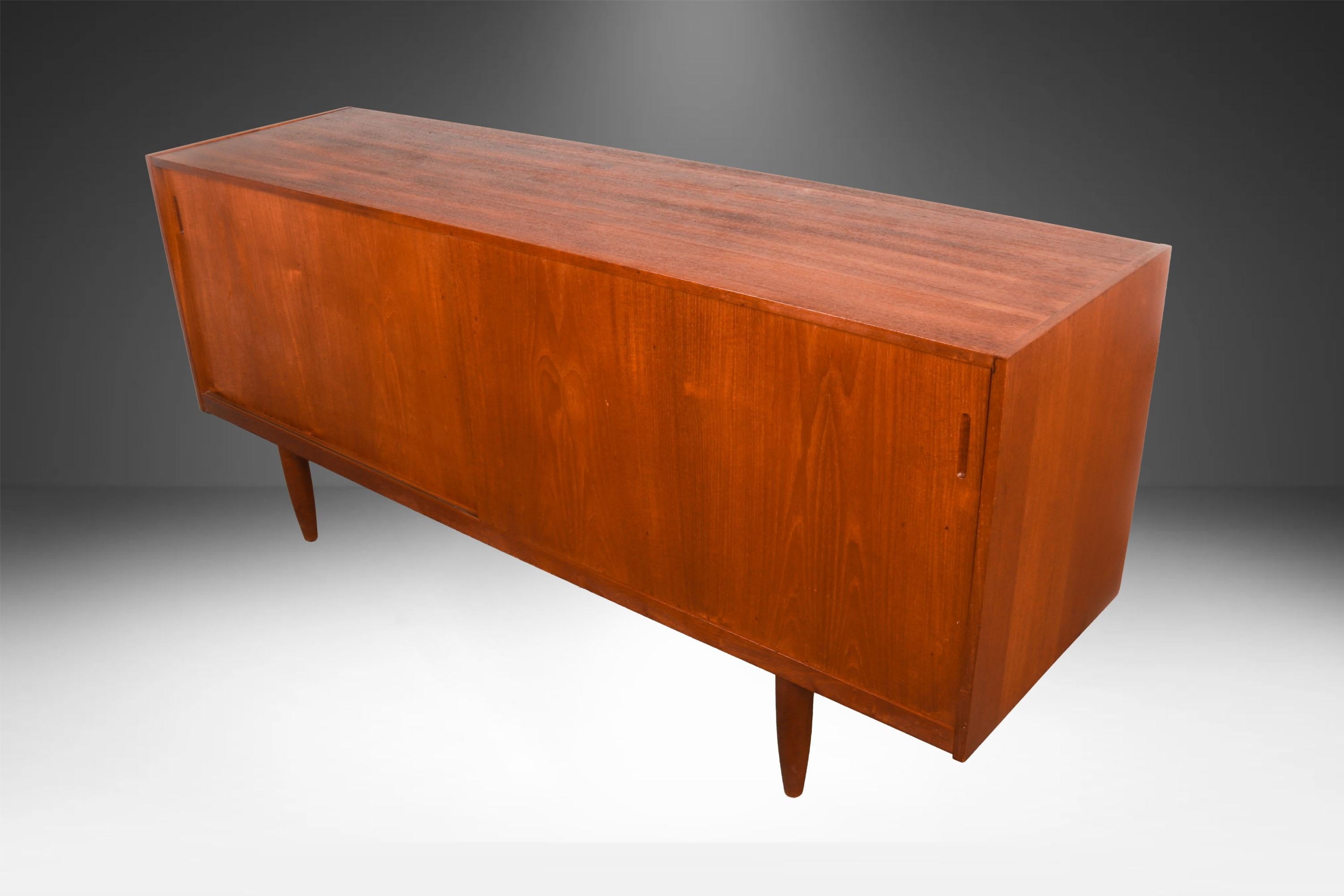 Teak Mid Century Dänemark Schiebetür Anrichte Credenza im Angebot 1