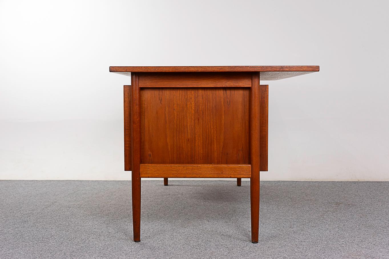 Teak Mid-Century Desk by Hundevad For Sale 3