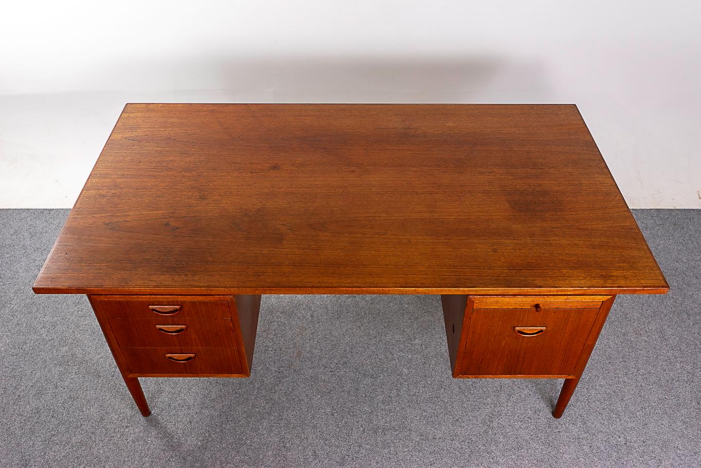 Veneer Teak Mid-Century Desk by Hundevad For Sale