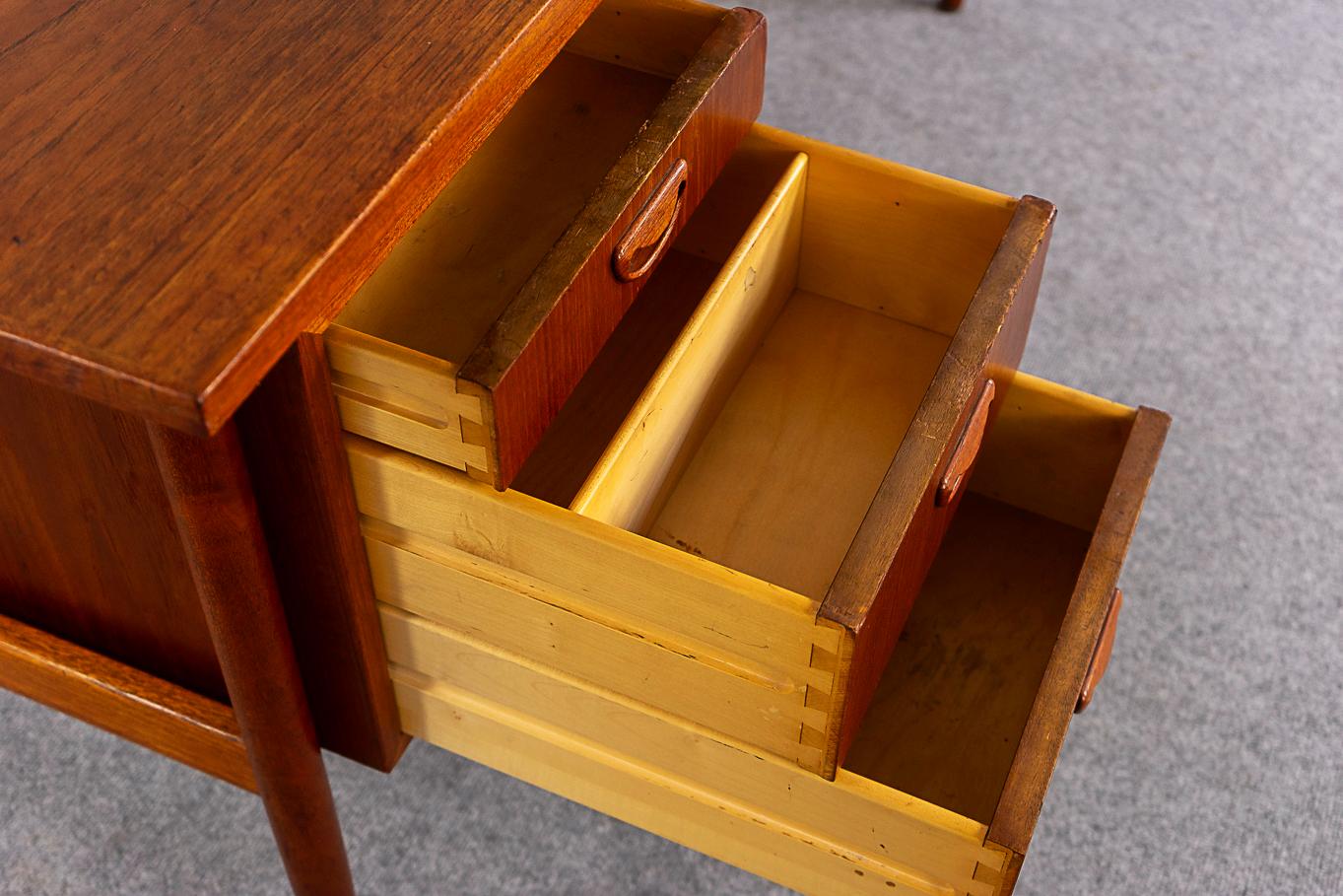 Schreibtisch aus Teakholz (Mitte des Jahrhunderts) von Hundevad (Mitte des 20. Jahrhunderts) im Angebot