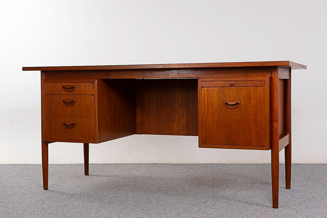 Teak Mid-Century Desk by Hundevad For Sale 2