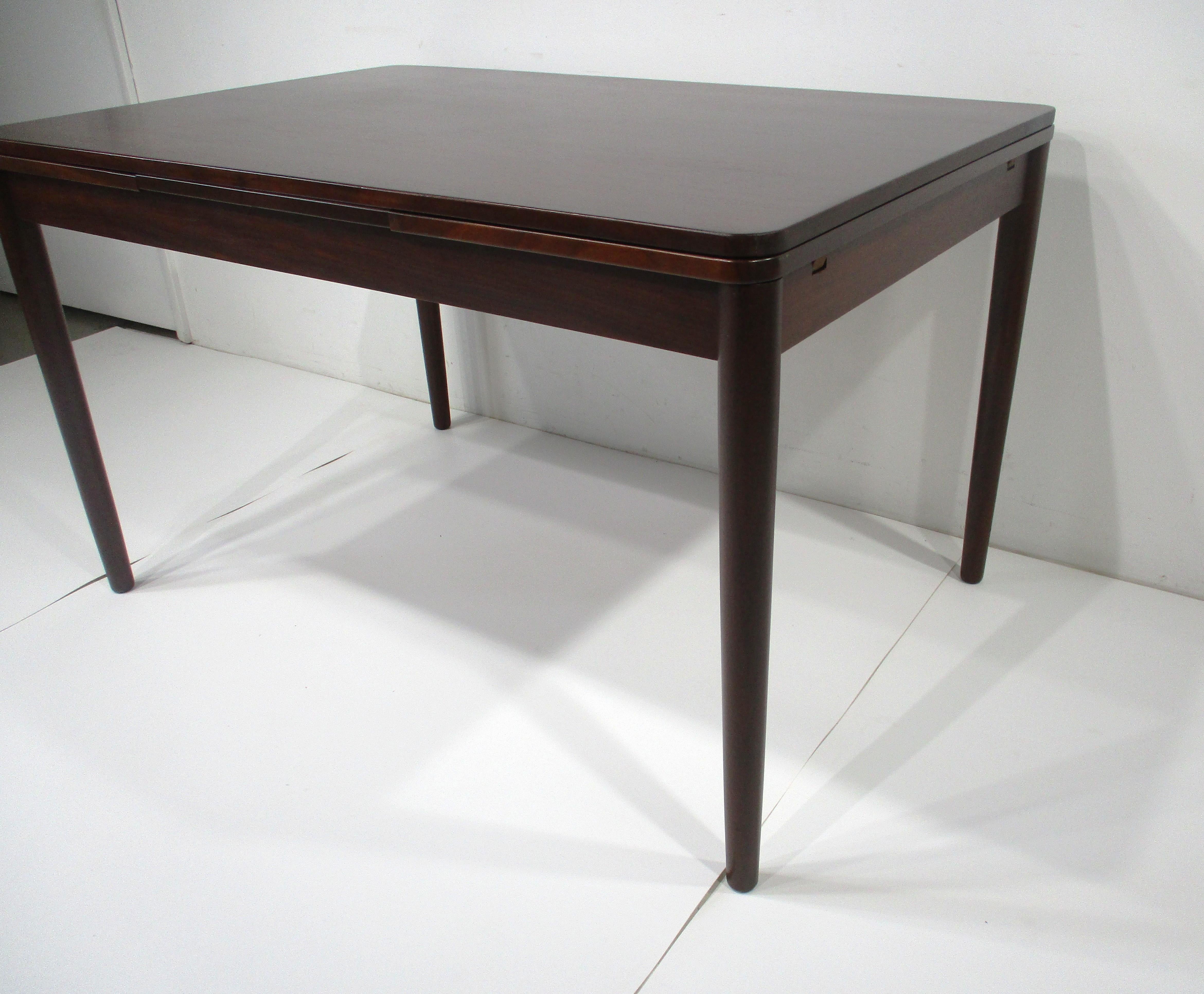 Mid-Century Modern Table de salle à manger à rallonge de style danois en teck Yngve Ekstrom, Suède en vente