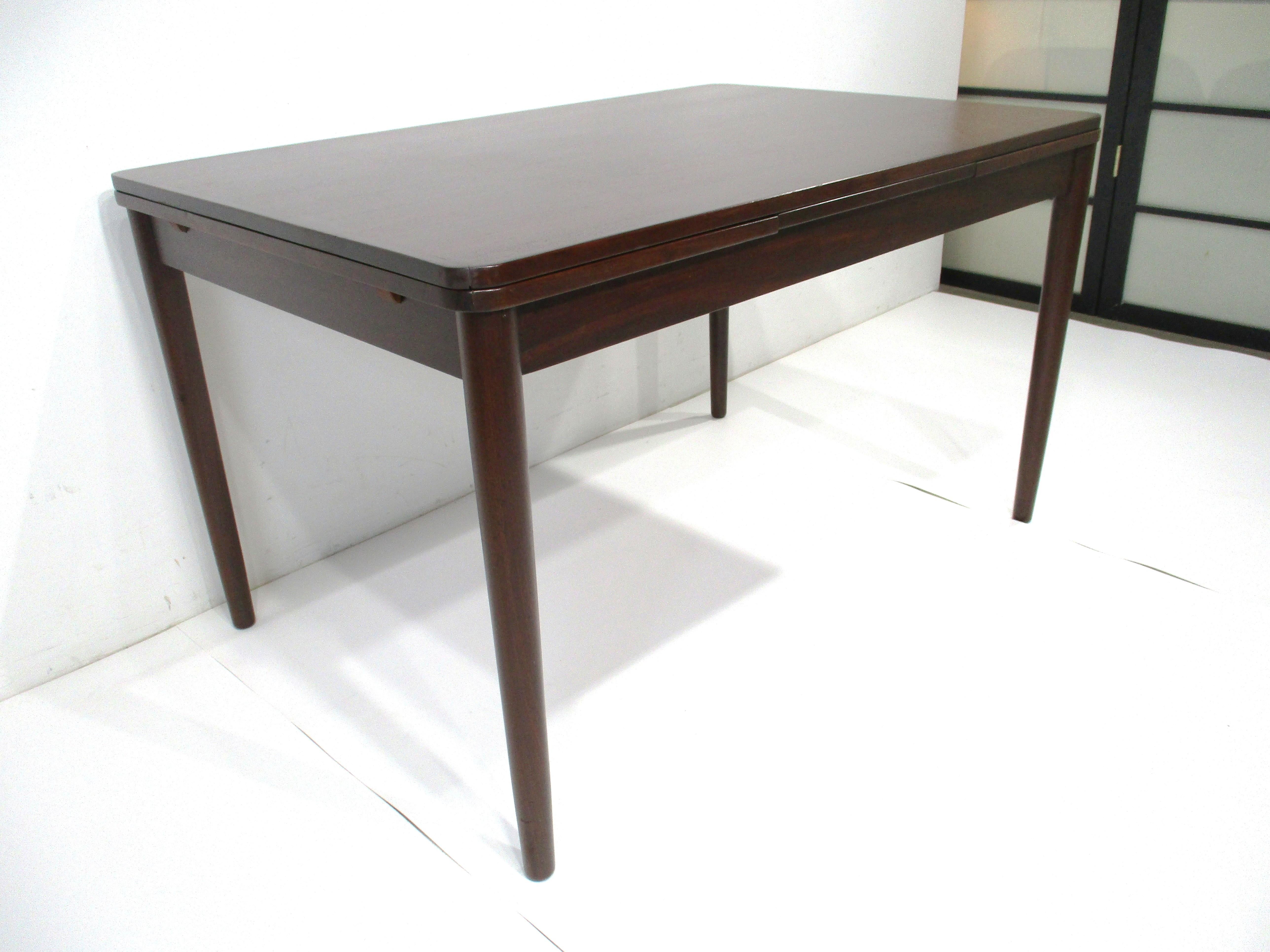 Suédois Table de salle à manger à rallonge de style danois en teck Yngve Ekstrom, Suède en vente