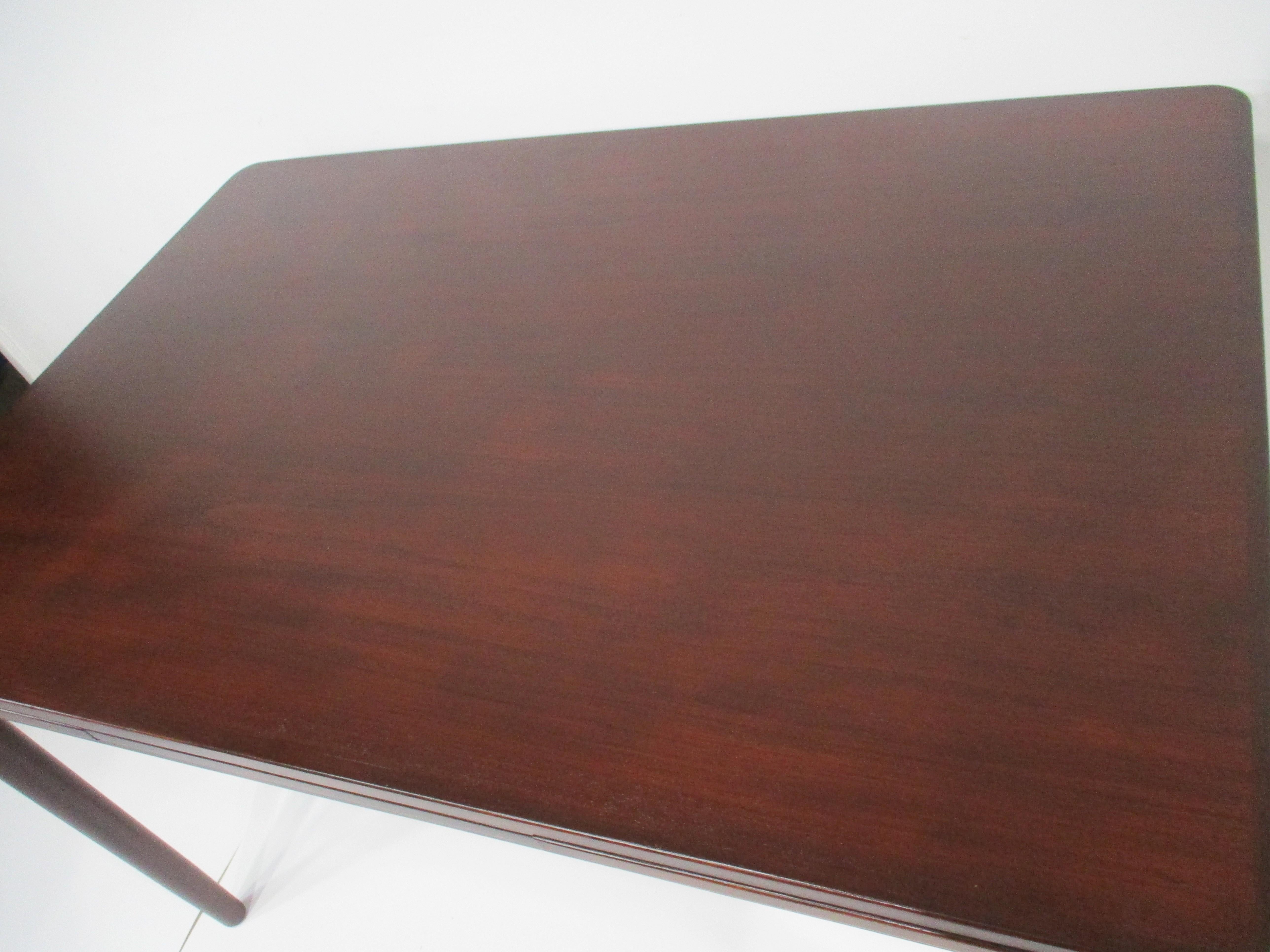 Table de salle à manger à rallonge de style danois en teck Yngve Ekstrom, Suède Bon état - En vente à Cincinnati, OH