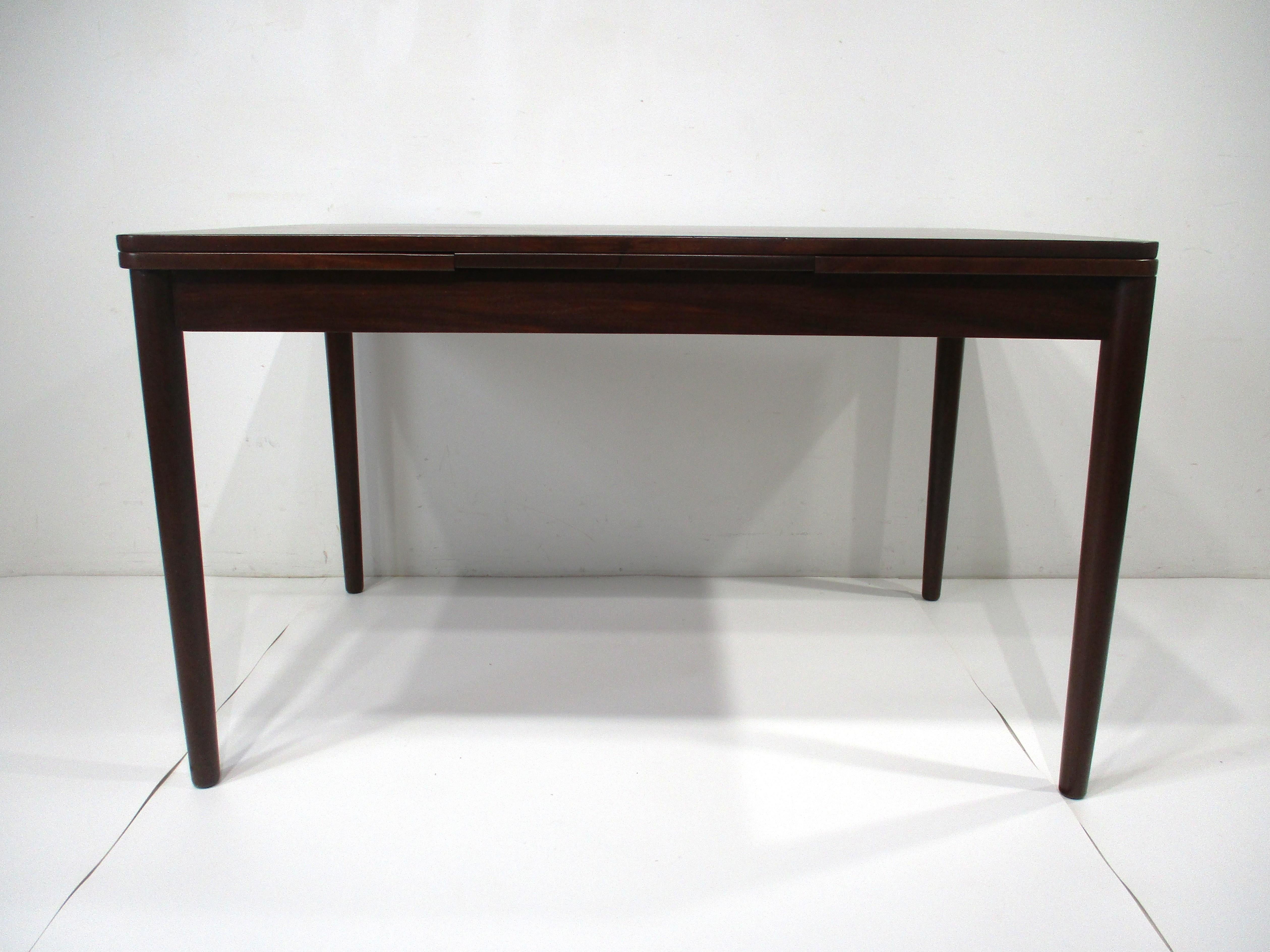 20ième siècle Table de salle à manger à rallonge de style danois en teck Yngve Ekstrom, Suède en vente