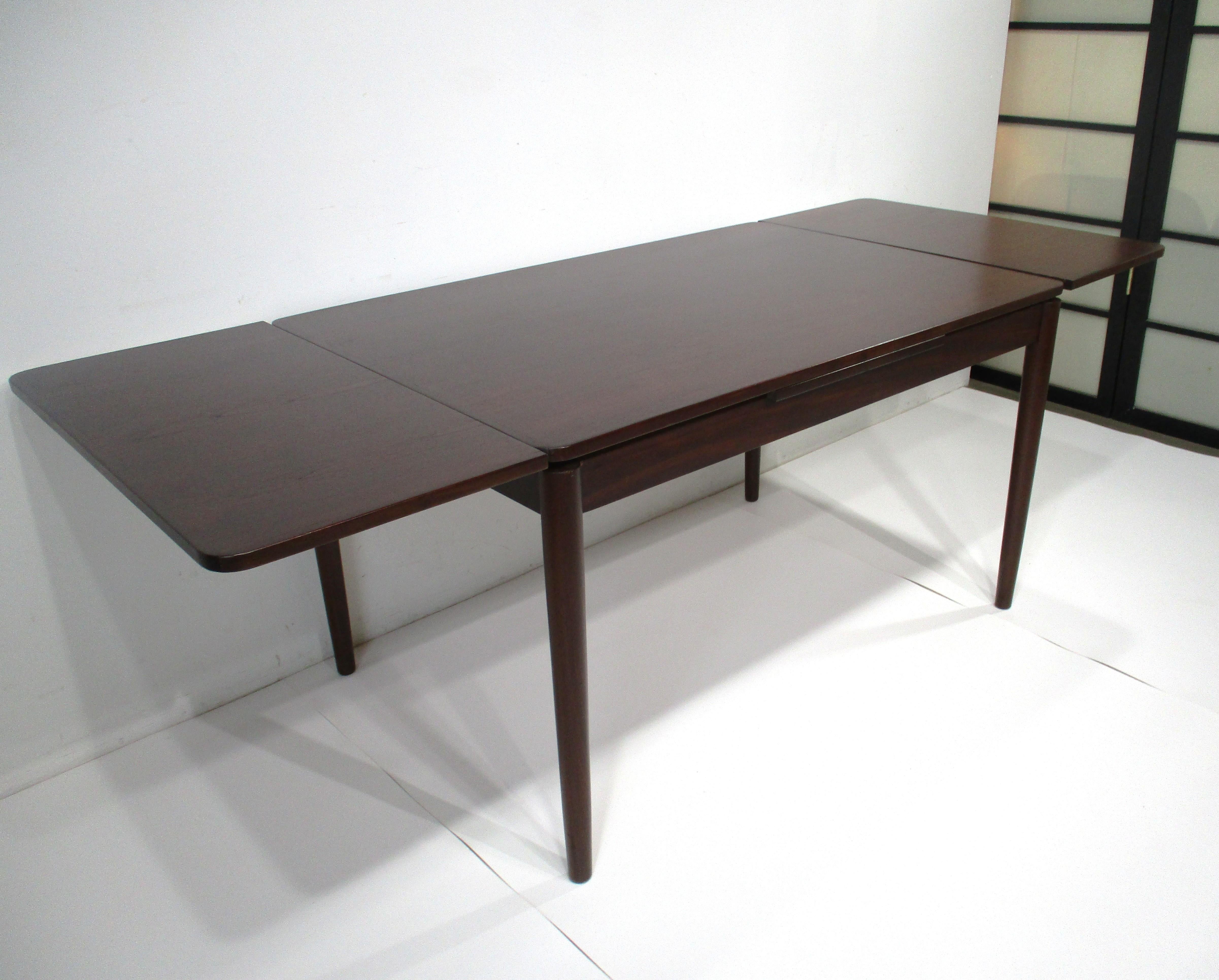Table de salle à manger à rallonge de style danois en teck Yngve Ekstrom, Suède en vente 1