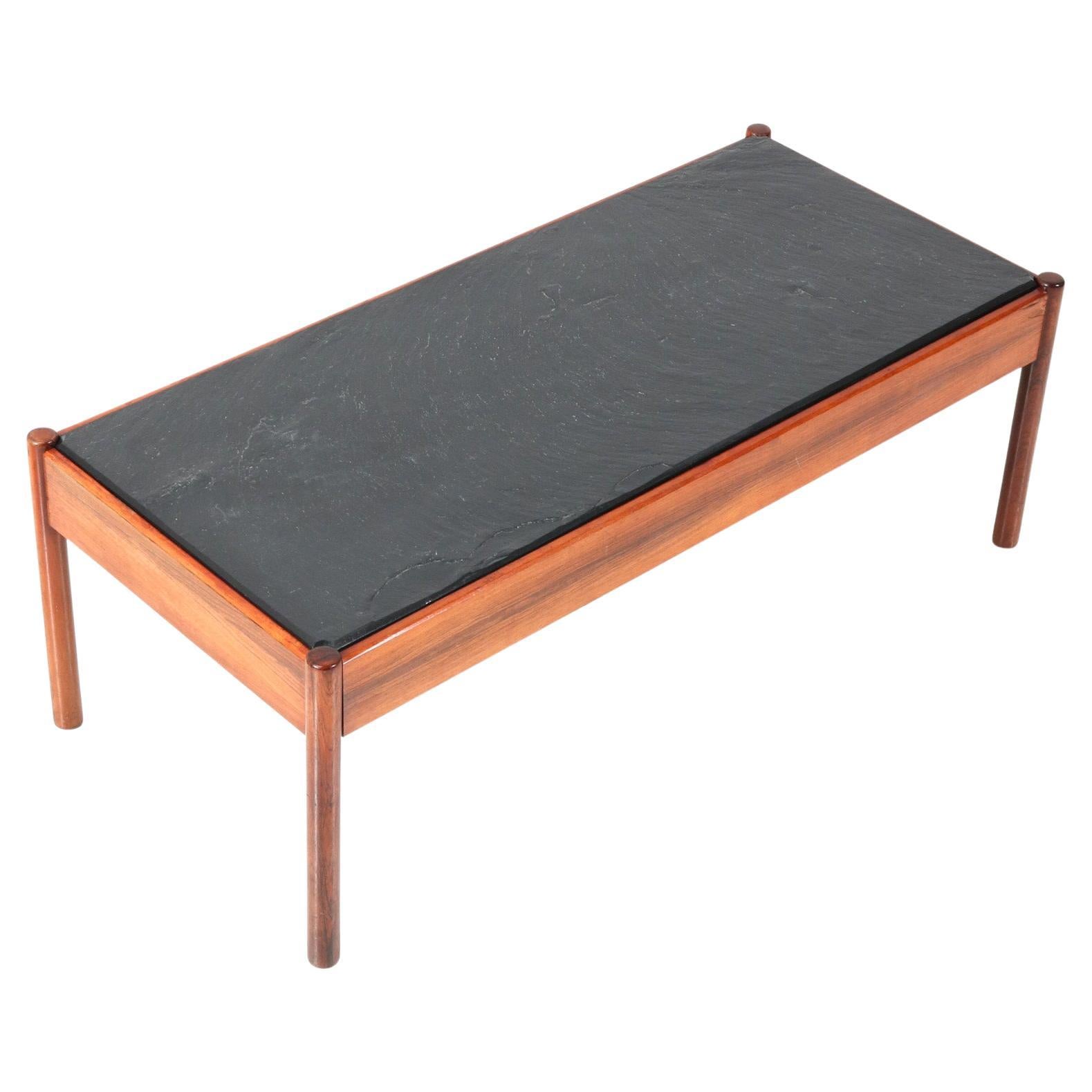 Table basse moderne du milieu du siècle dernier avec plateau en ardoise, années 1960