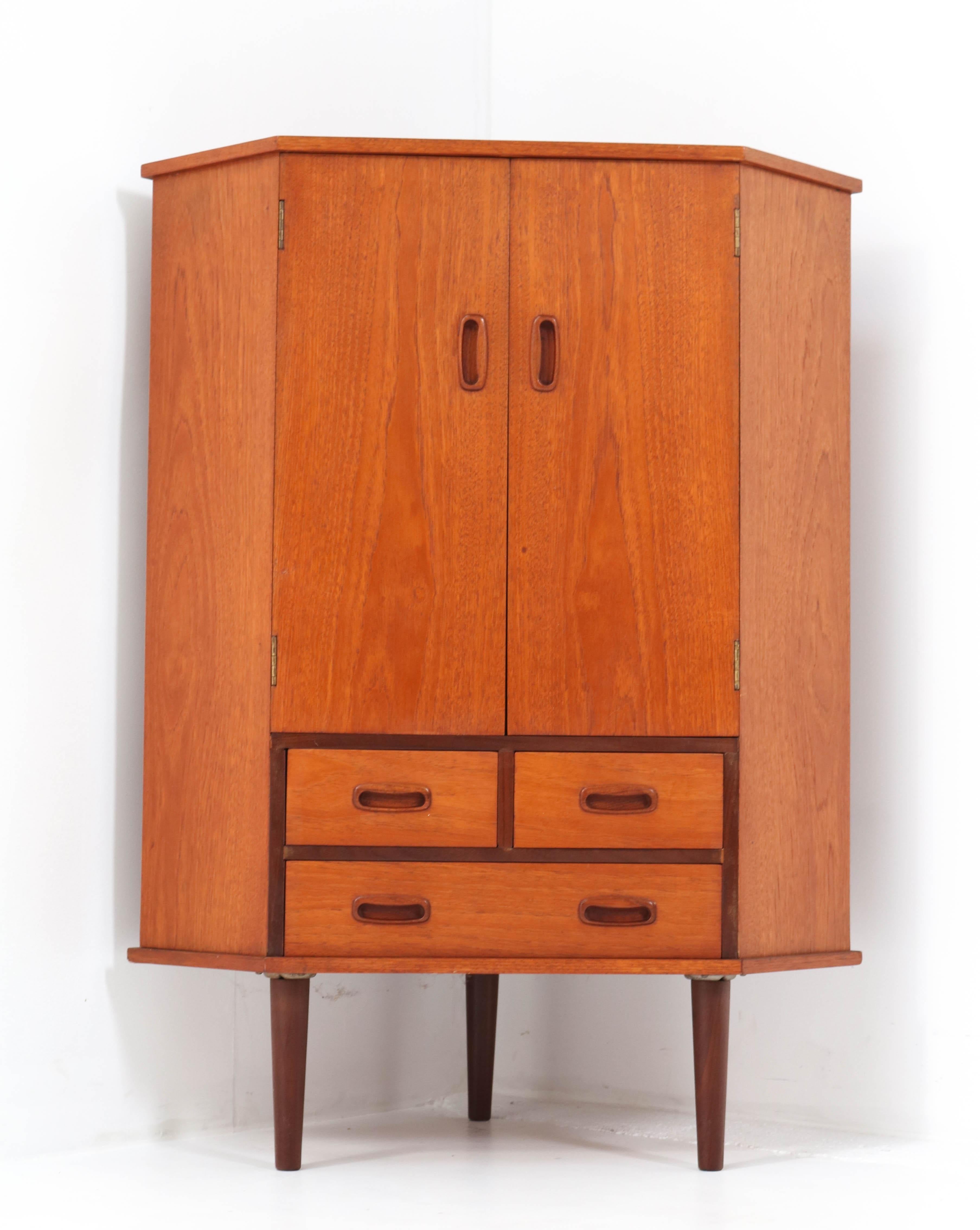 Mid-Century Modern Armoire d'angle ou armoire moderne du milieu du siècle dernier en teck, années 1960 en vente