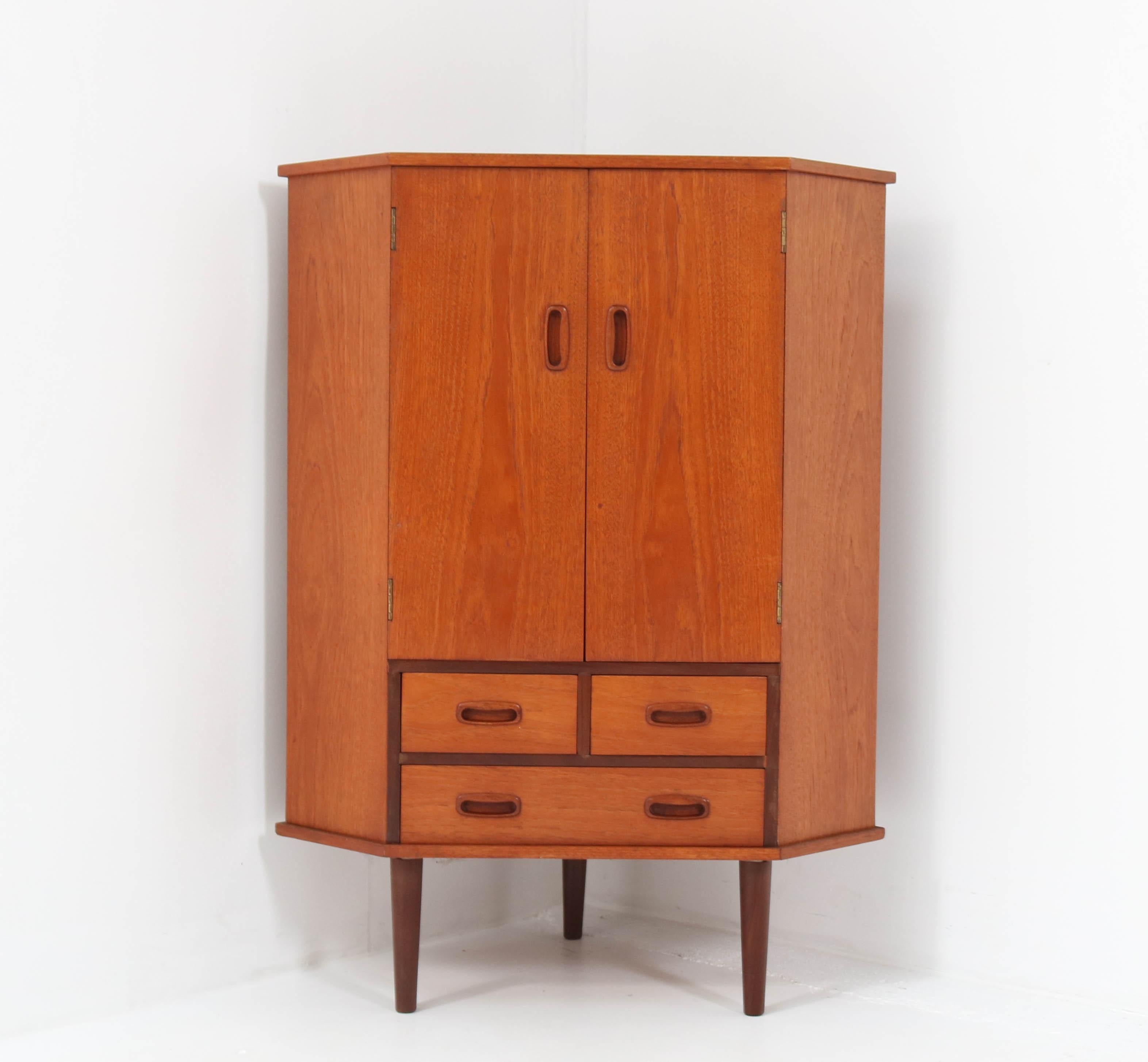 Néerlandais Armoire d'angle ou armoire moderne du milieu du siècle dernier en teck, années 1960 en vente