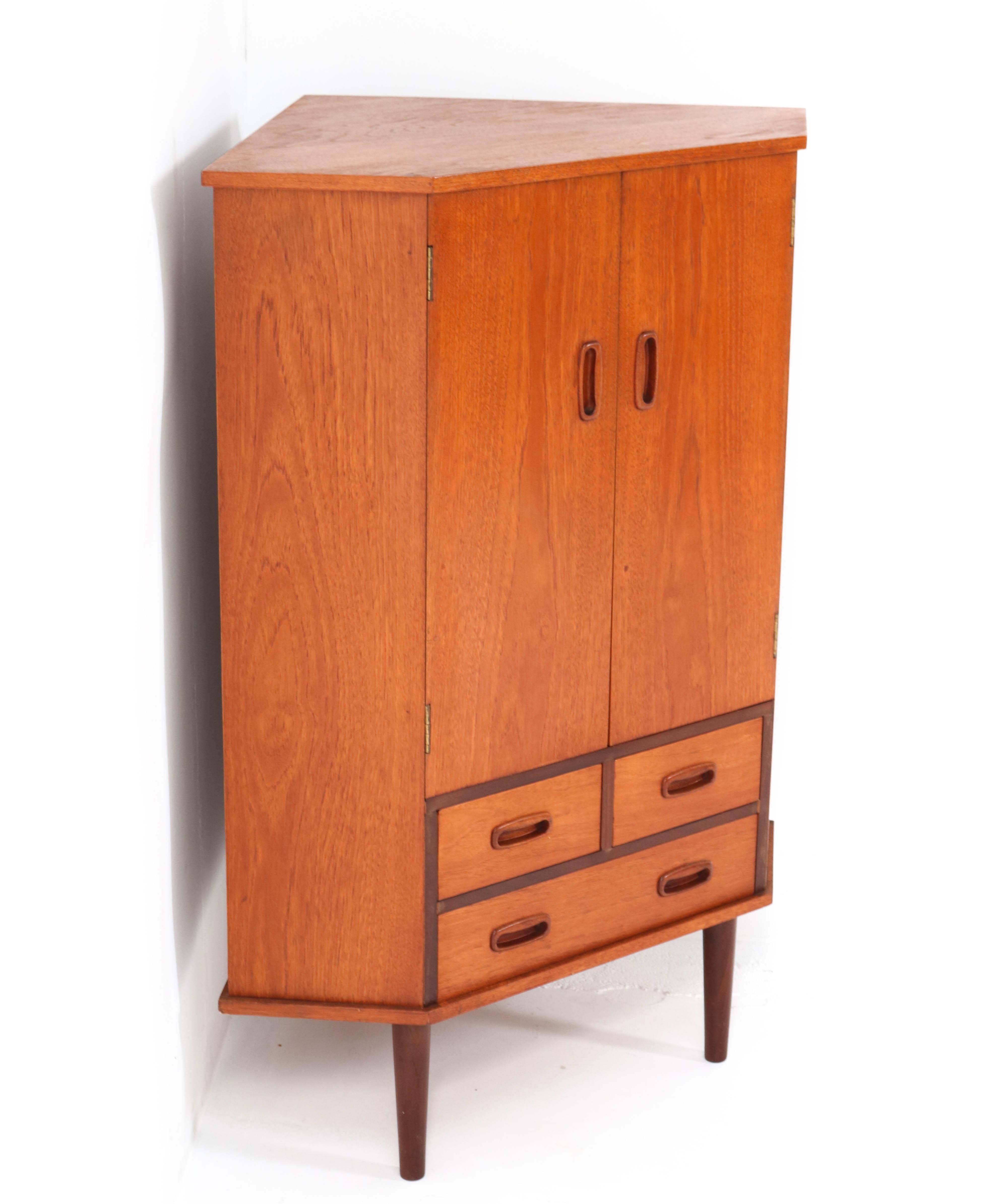 Teak Mid-Century Modern Corner Cabinet or Cupboard, 1960s In Good Condition For Sale In Amsterdam, NL