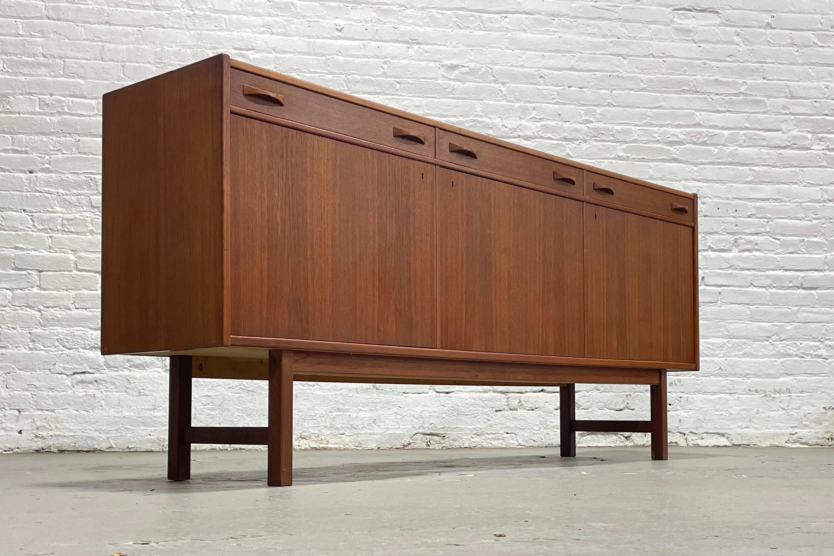 CREDENZA MODERNA DE MEDIO SIGLO DE TEAK por Ulferts, Fabricada en Suecia, c. 1960's en venta 4