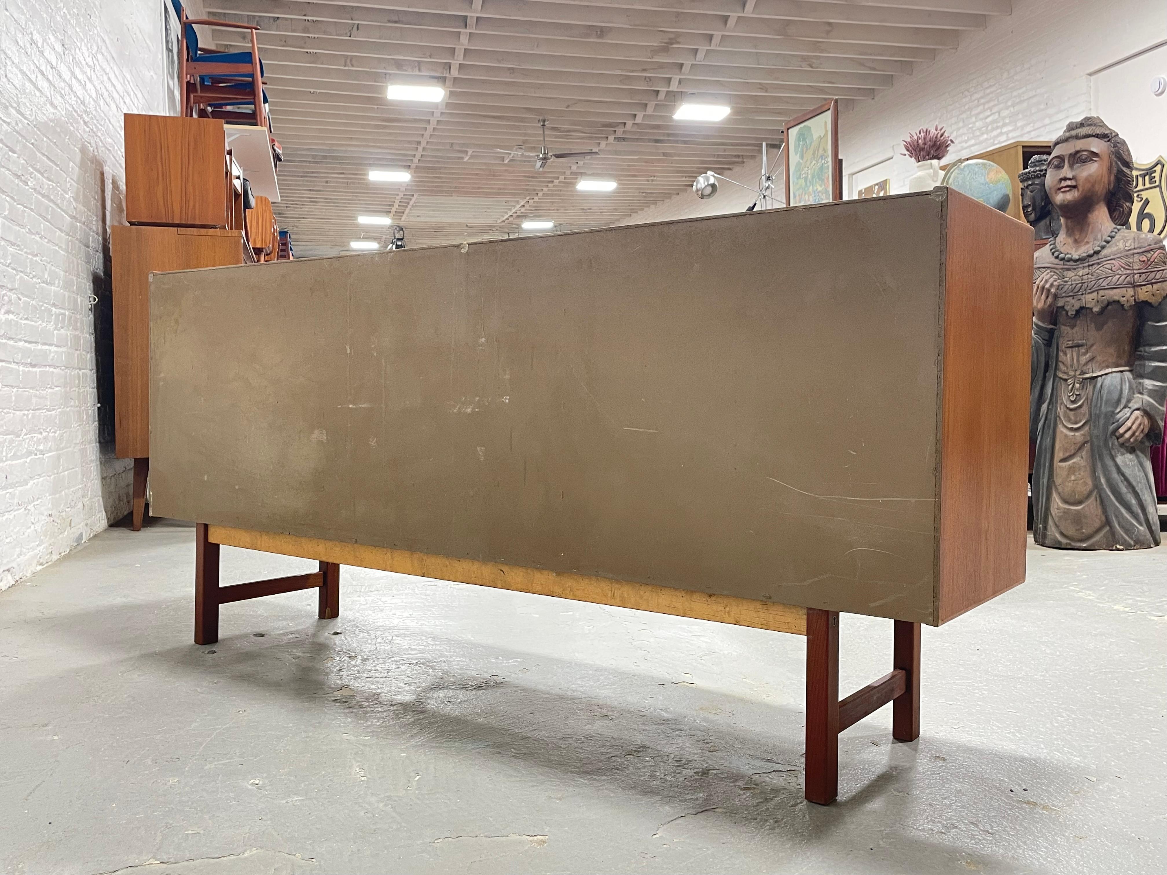 CREDENZA MODERNA DE MEDIO SIGLO DE TEAK por Ulferts, Fabricada en Suecia, c. 1960's en venta 5