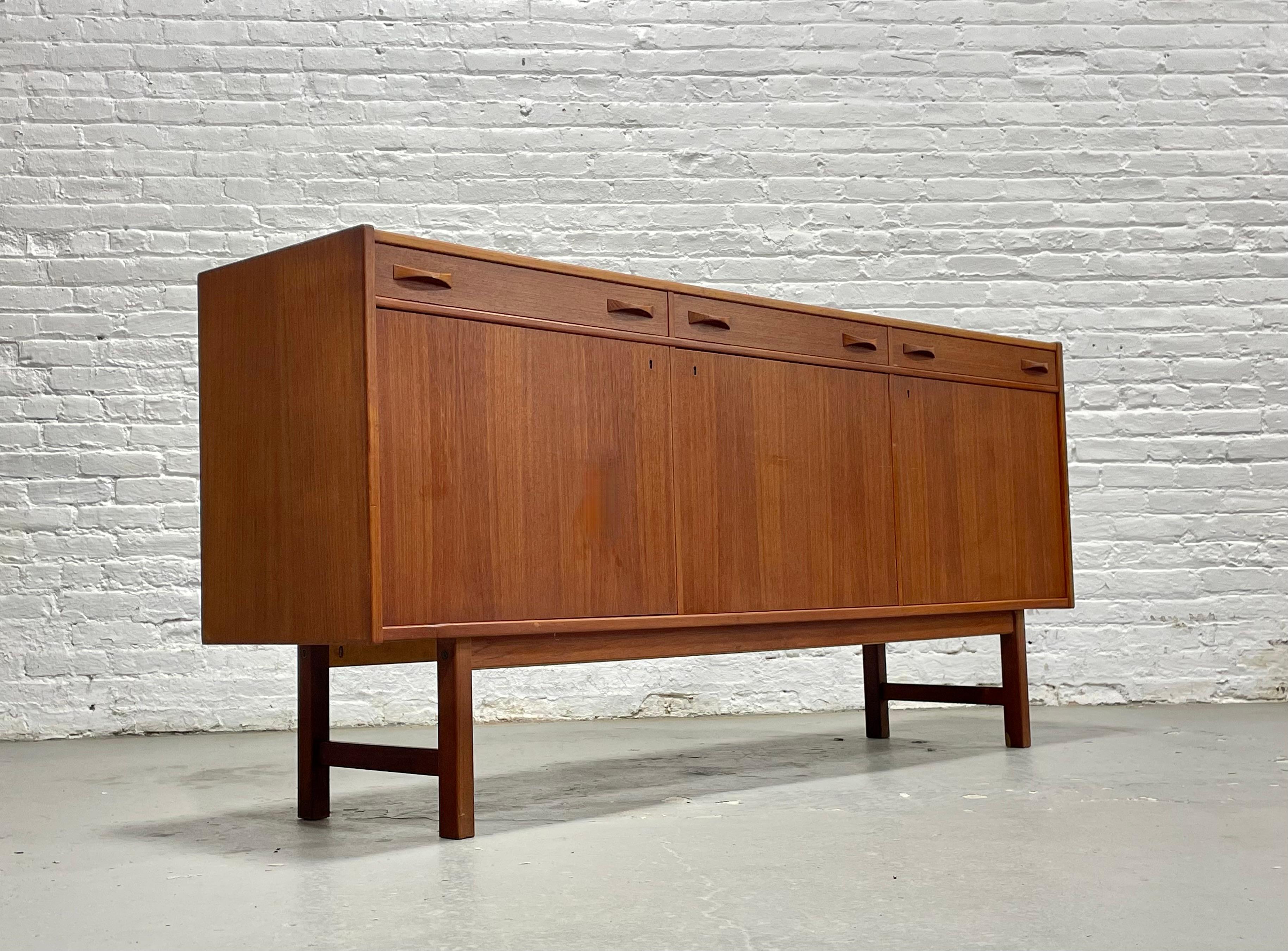 CREDENZA MODERNA DE MEDIO SIGLO DE TEAK por Ulferts, Fabricada en Suecia, c. 1960's Moderno de mediados de siglo en venta