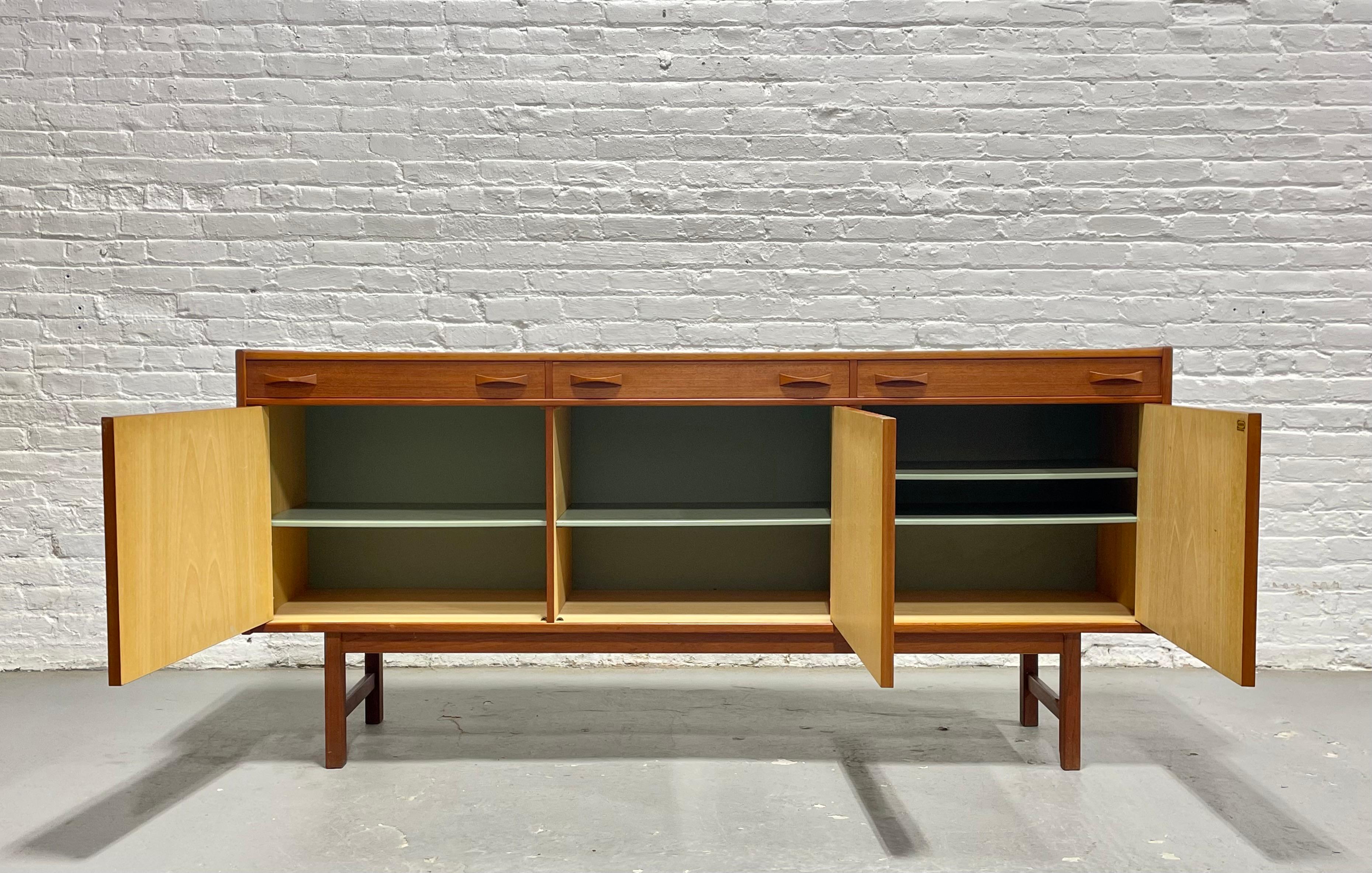 CREDENZA MODERNA DE MEDIO SIGLO DE TEAK por Ulferts, Fabricada en Suecia, c. 1960's en Bueno estado para la venta en Weehawken, NJ
