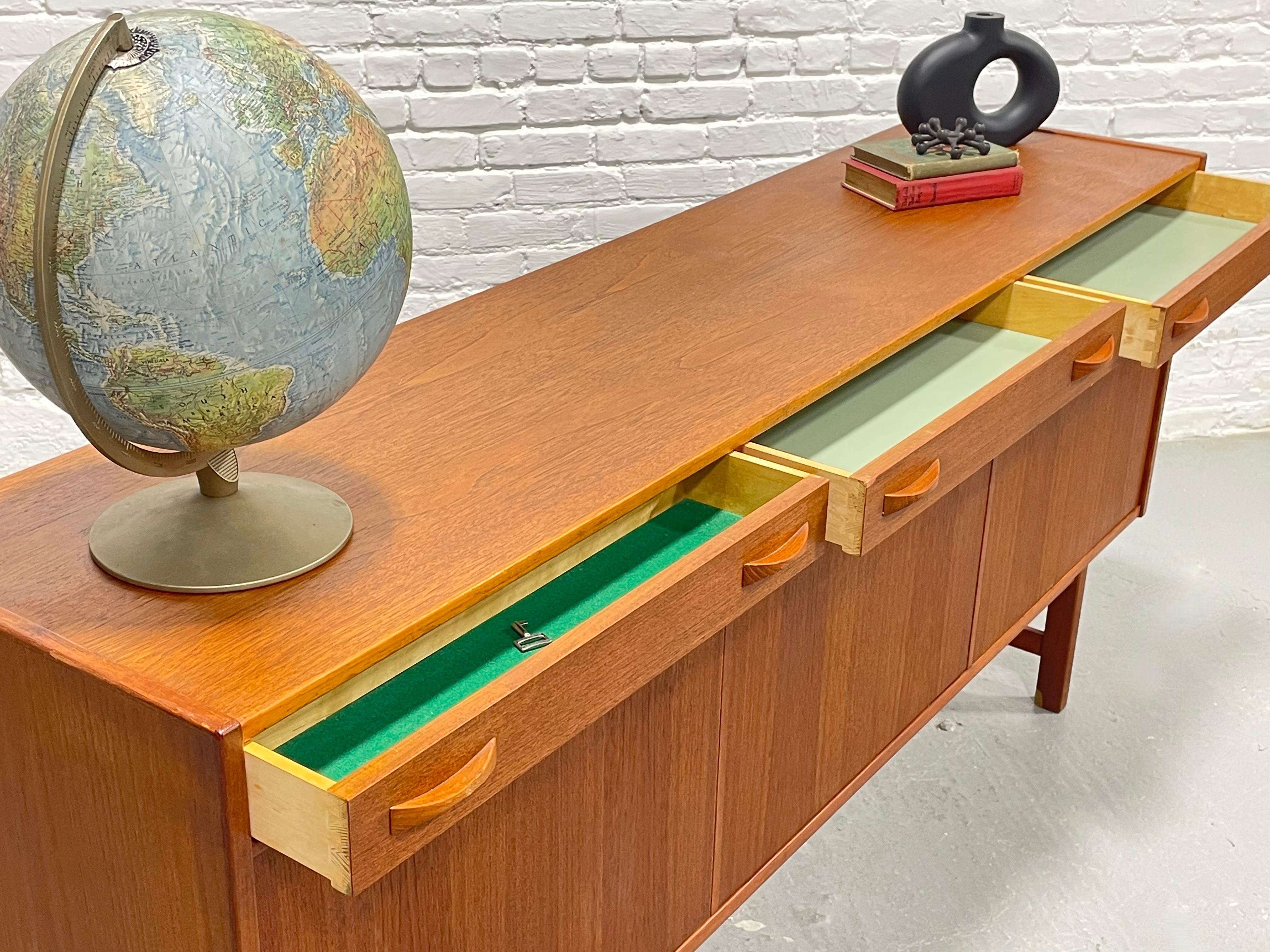 CREDENZA MODERNA DE MEDIO SIGLO DE TEAK por Ulferts, Fabricada en Suecia, c. 1960's mediados del siglo XX en venta