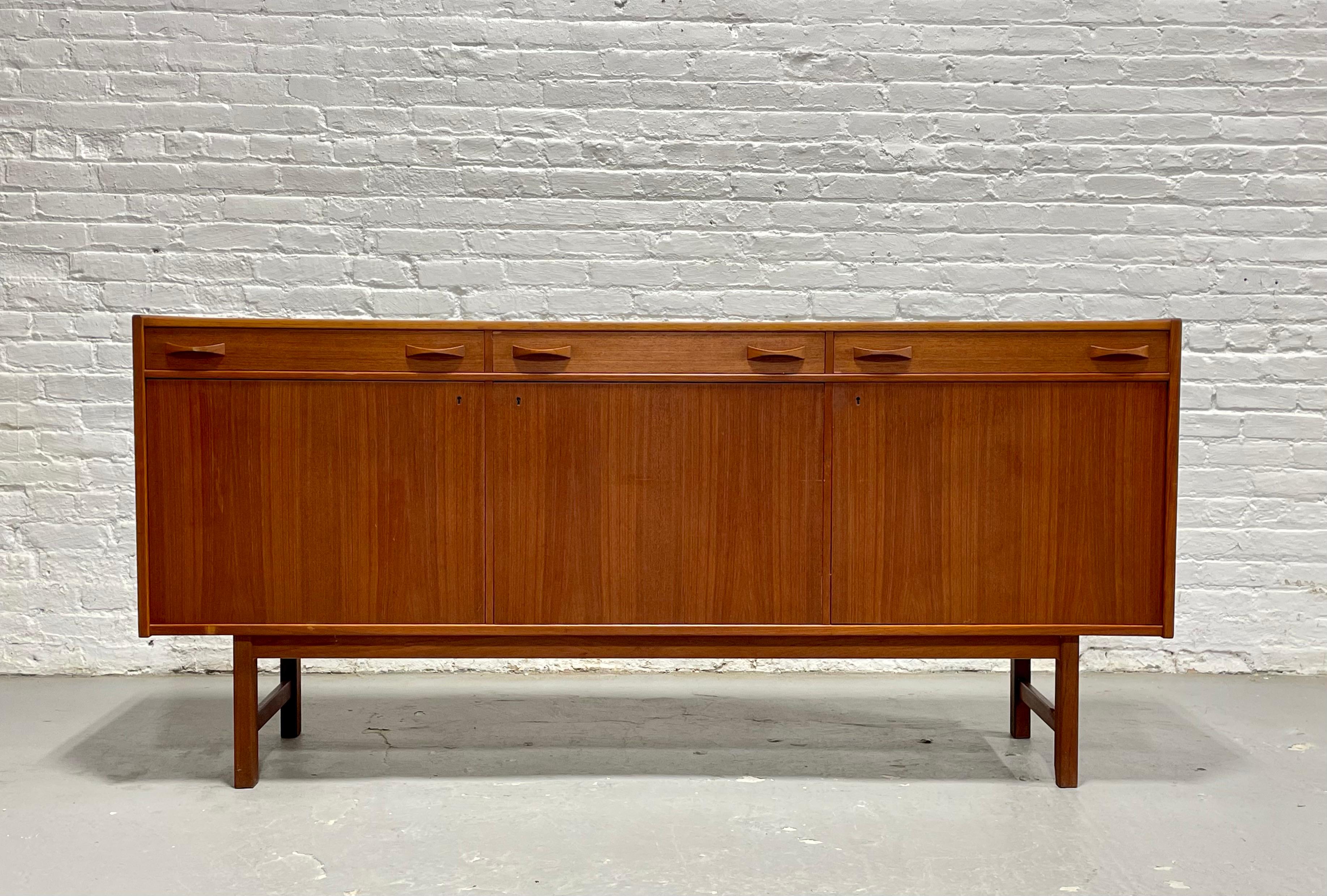 CREDENZA MODERNA DE MEDIO SIGLO DE TEAK por Ulferts, Fabricada en Suecia, c. 1960's Teca en venta