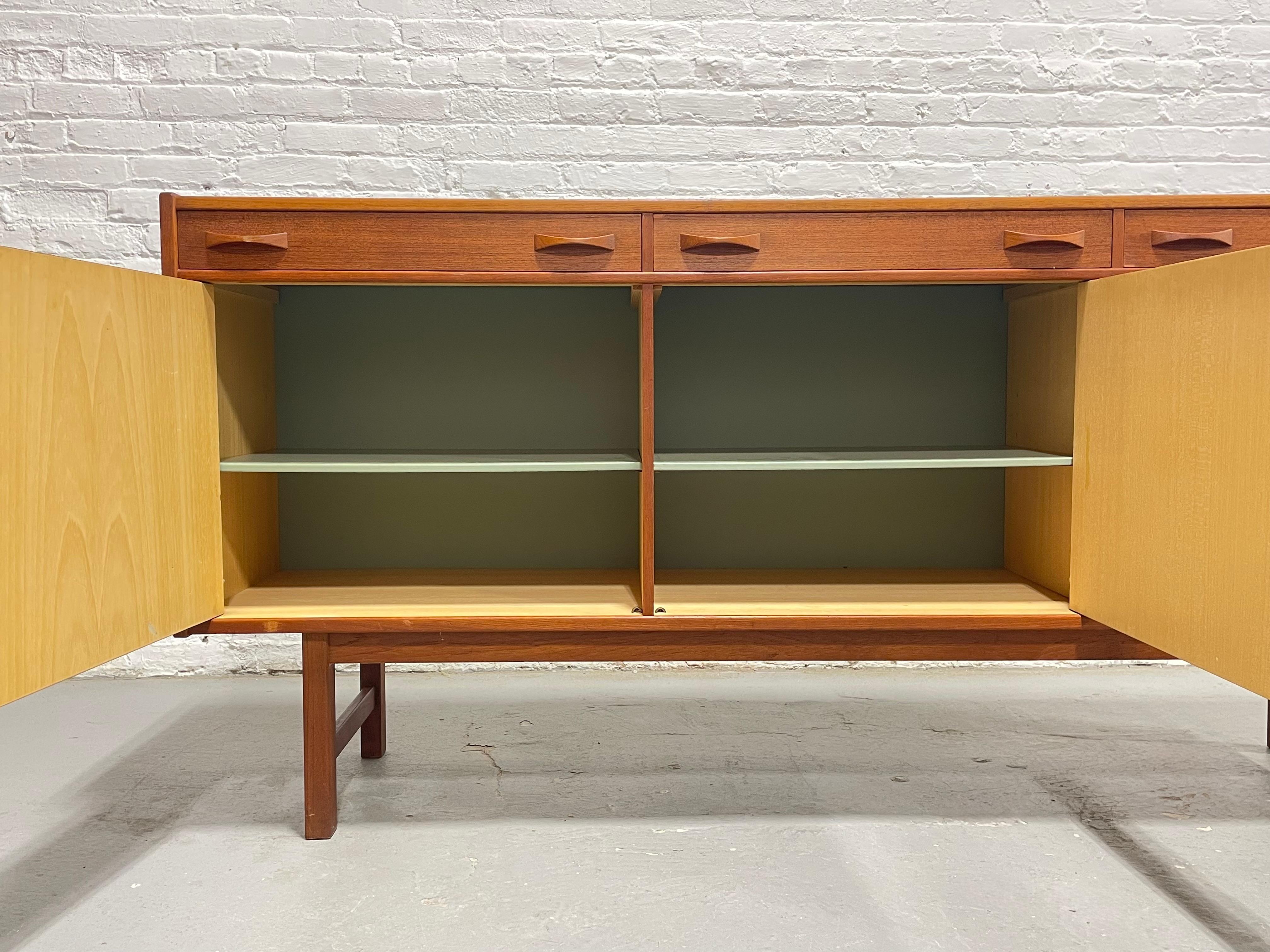 CREDENZA MODERNA DE MEDIO SIGLO DE TEAK por Ulferts, Fabricada en Suecia, c. 1960's en venta 1