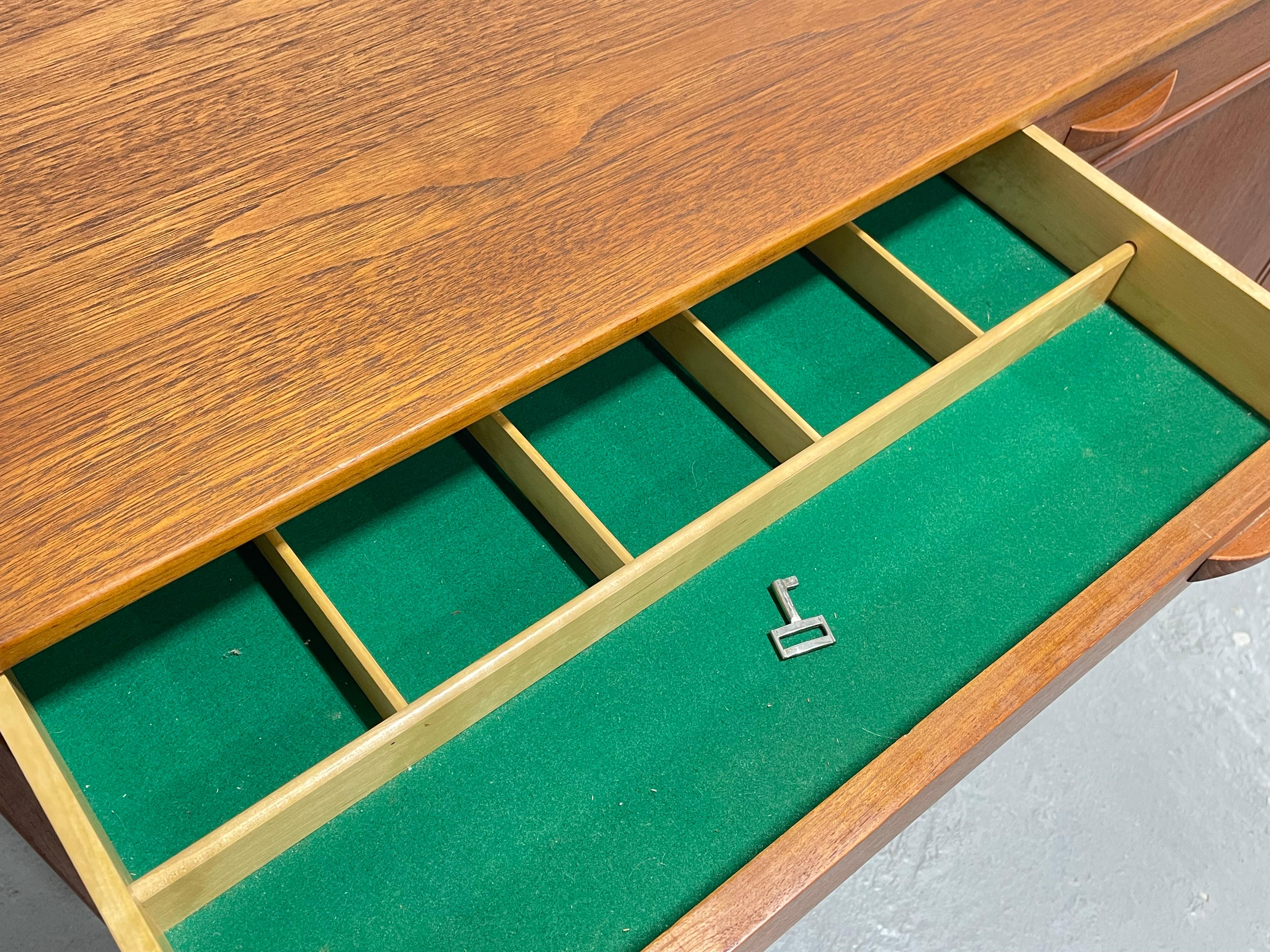 CREDENZA MODERNA DE MEDIO SIGLO DE TEAK por Ulferts, Fabricada en Suecia, c. 1960's en venta 2