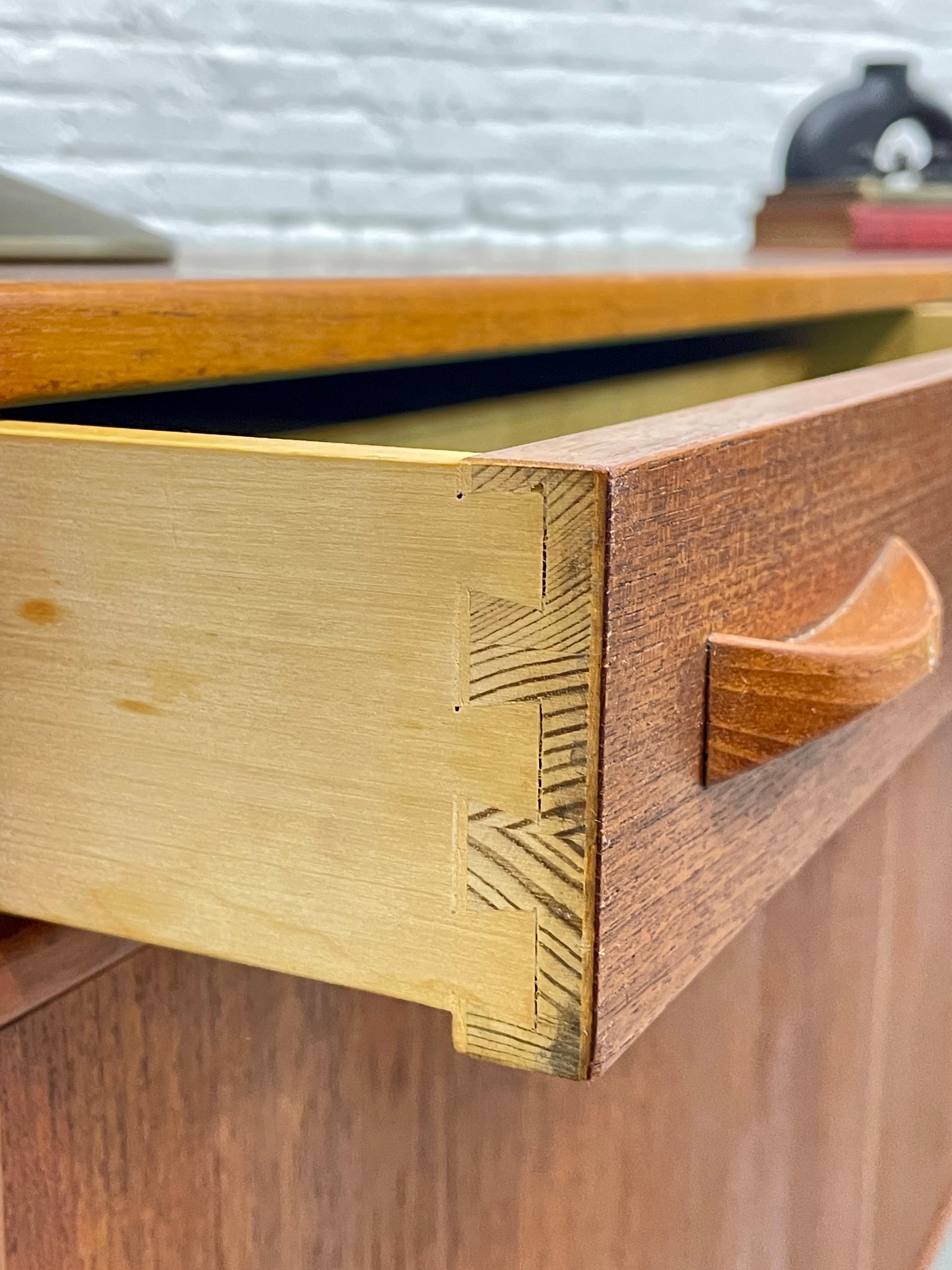 CREDENZA MODERNA DE MEDIO SIGLO DE TEAK por Ulferts, Fabricada en Suecia, c. 1960's en venta 3