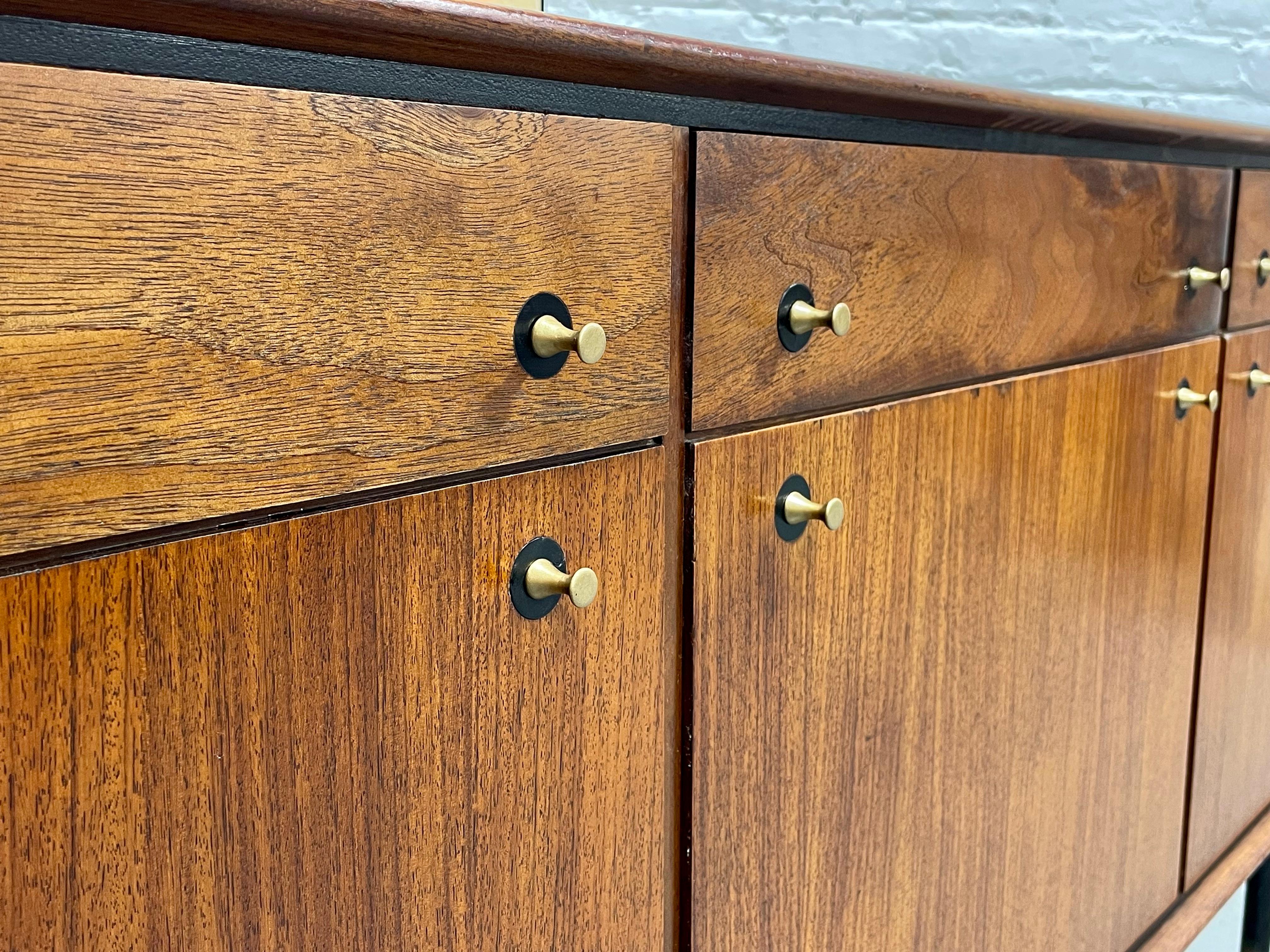CREDENZA / Aparador de Teka MODERNO de mediados de siglo Base ebonizada, c. 1960's en venta 5