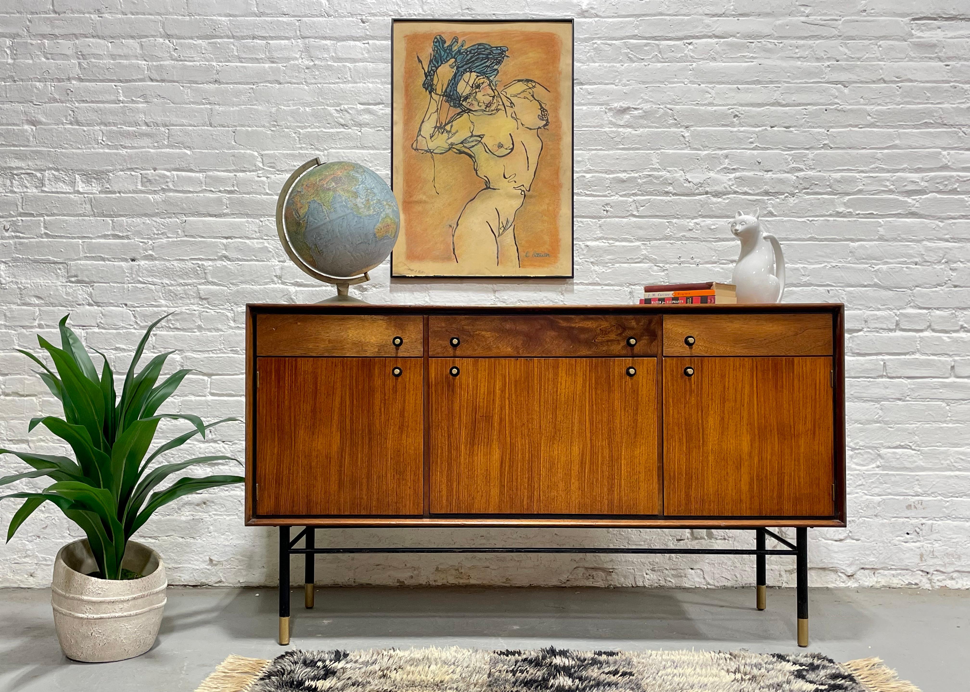 CREDENZA / Aparador de Teka MODERNO de mediados de siglo Base ebonizada, c. 1960's Moderno de mediados de siglo en venta