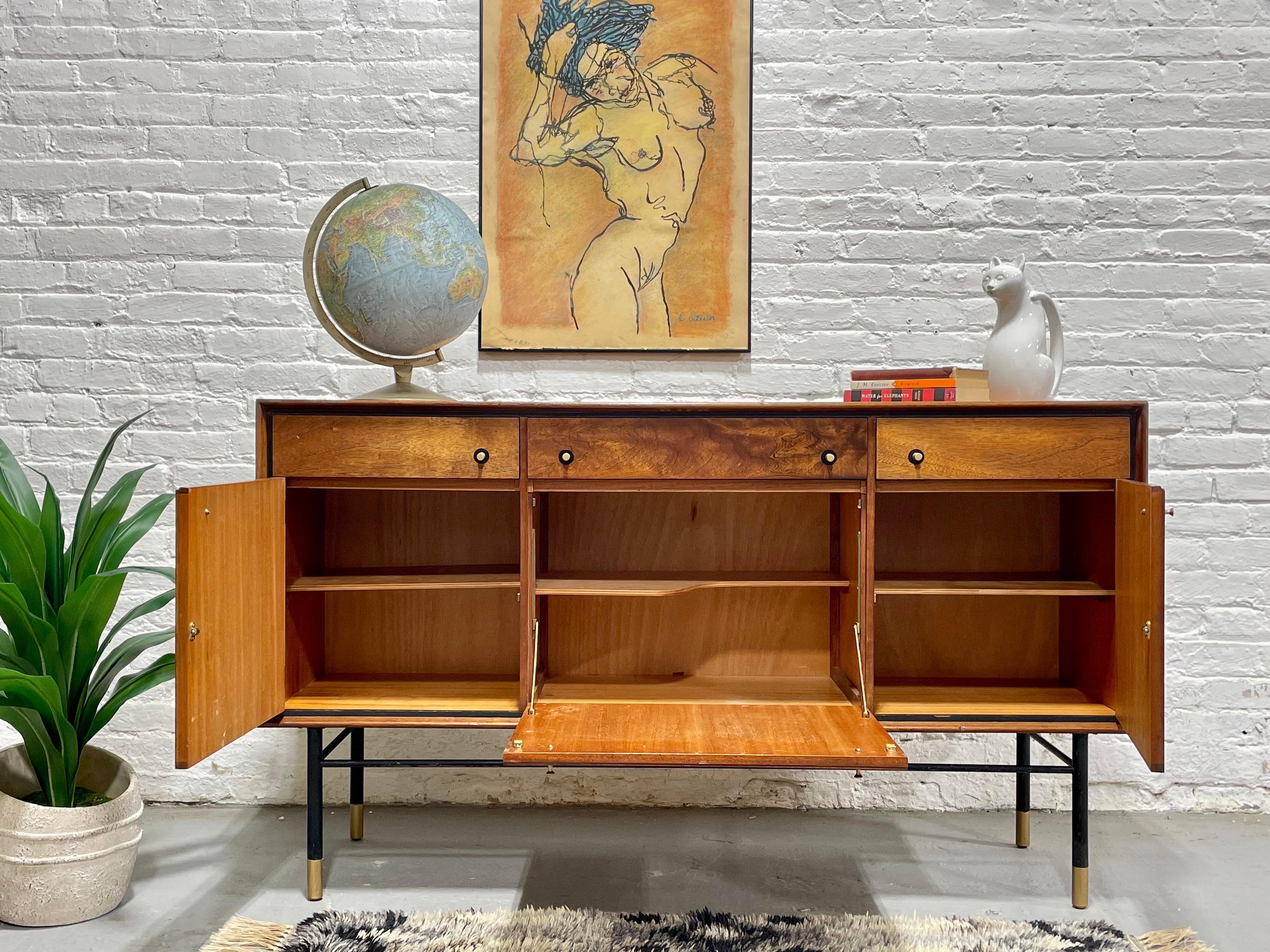 CREDENZA / Aparador de Teka MODERNO de mediados de siglo Base ebonizada, c. 1960's en Bueno estado para la venta en Weehawken, NJ