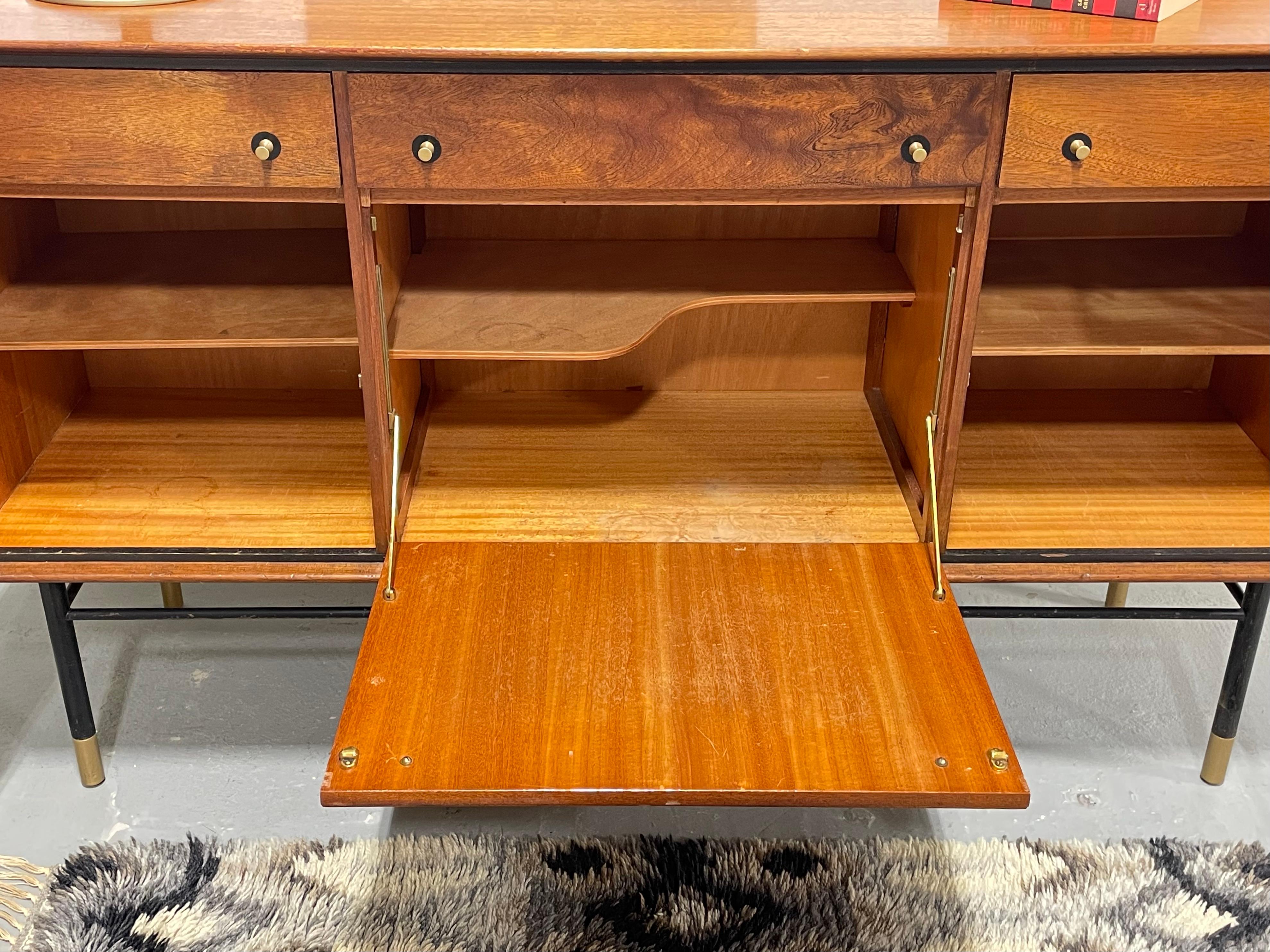 CREDENZA / Aparador de Teka MODERNO de mediados de siglo Base ebonizada, c. 1960's mediados del siglo XX en venta