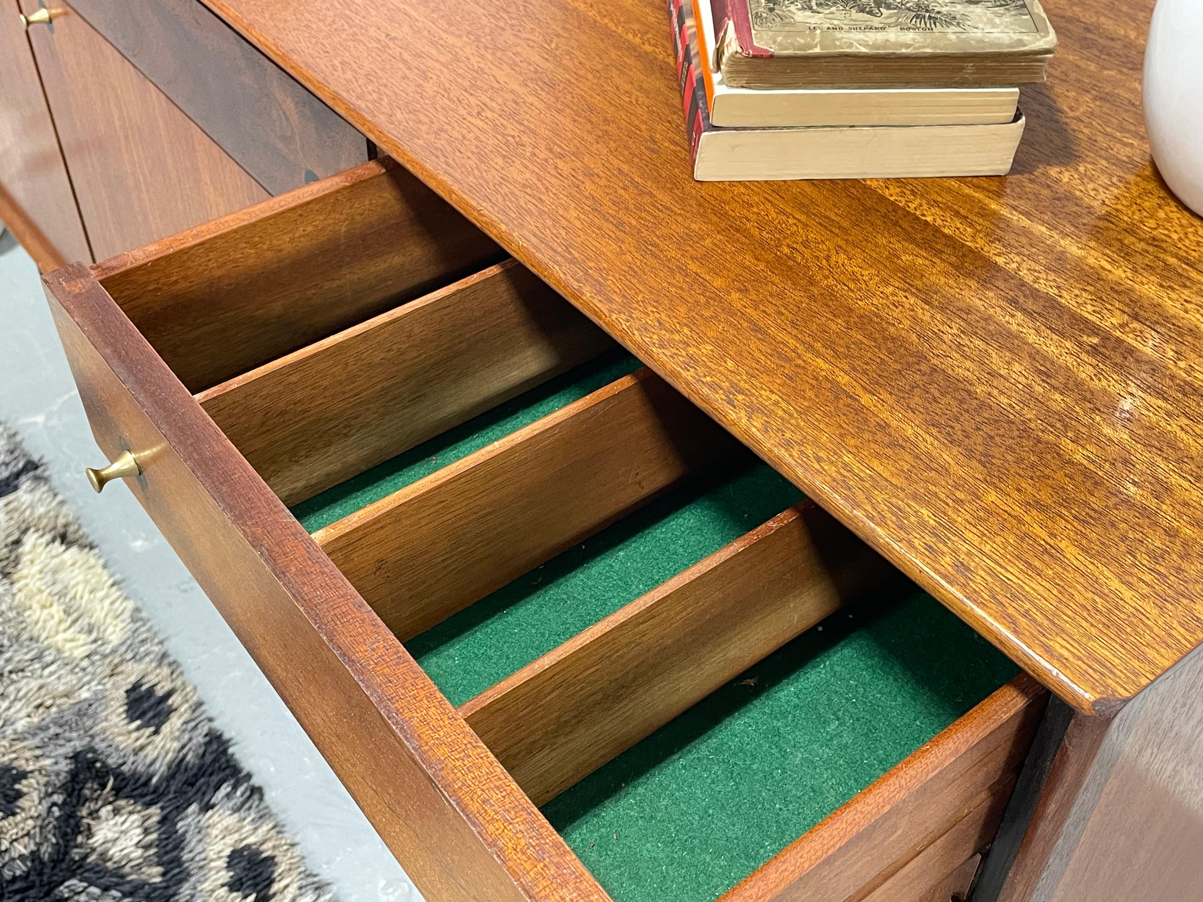CREDENZA / Aparador de Teka MODERNO de mediados de siglo Base ebonizada, c. 1960's Teca en venta
