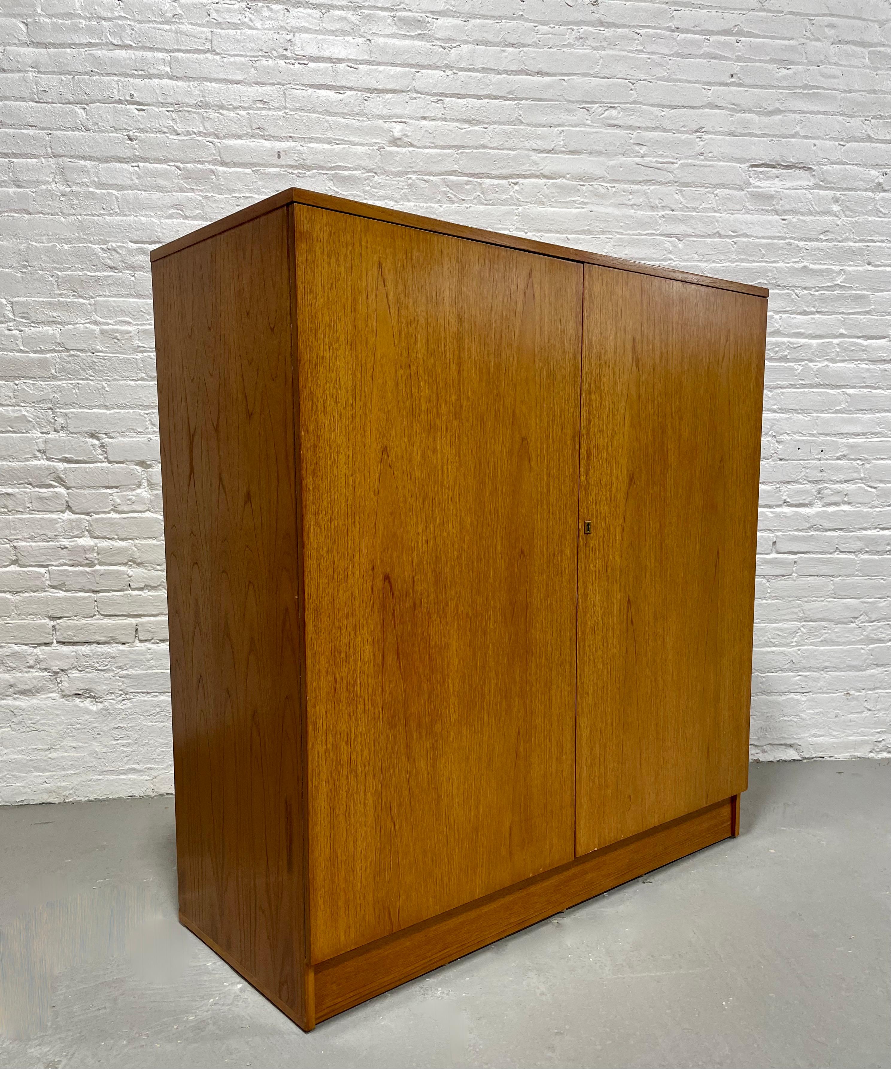 Bureau / secrétaire danois « MAGIC BOX » de style mi-siècle moderne de TEAK en vente 8