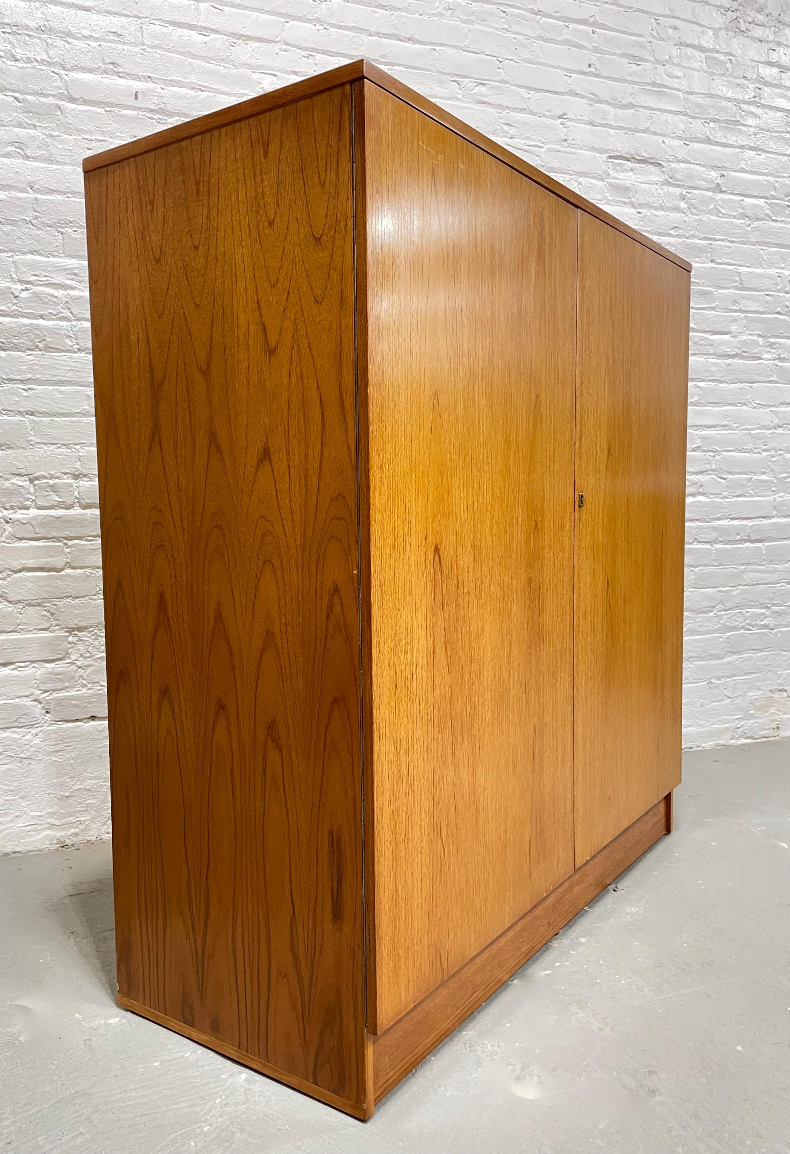 Bureau / secrétaire danois « MAGIC BOX » de style mi-siècle moderne de TEAK en vente 9