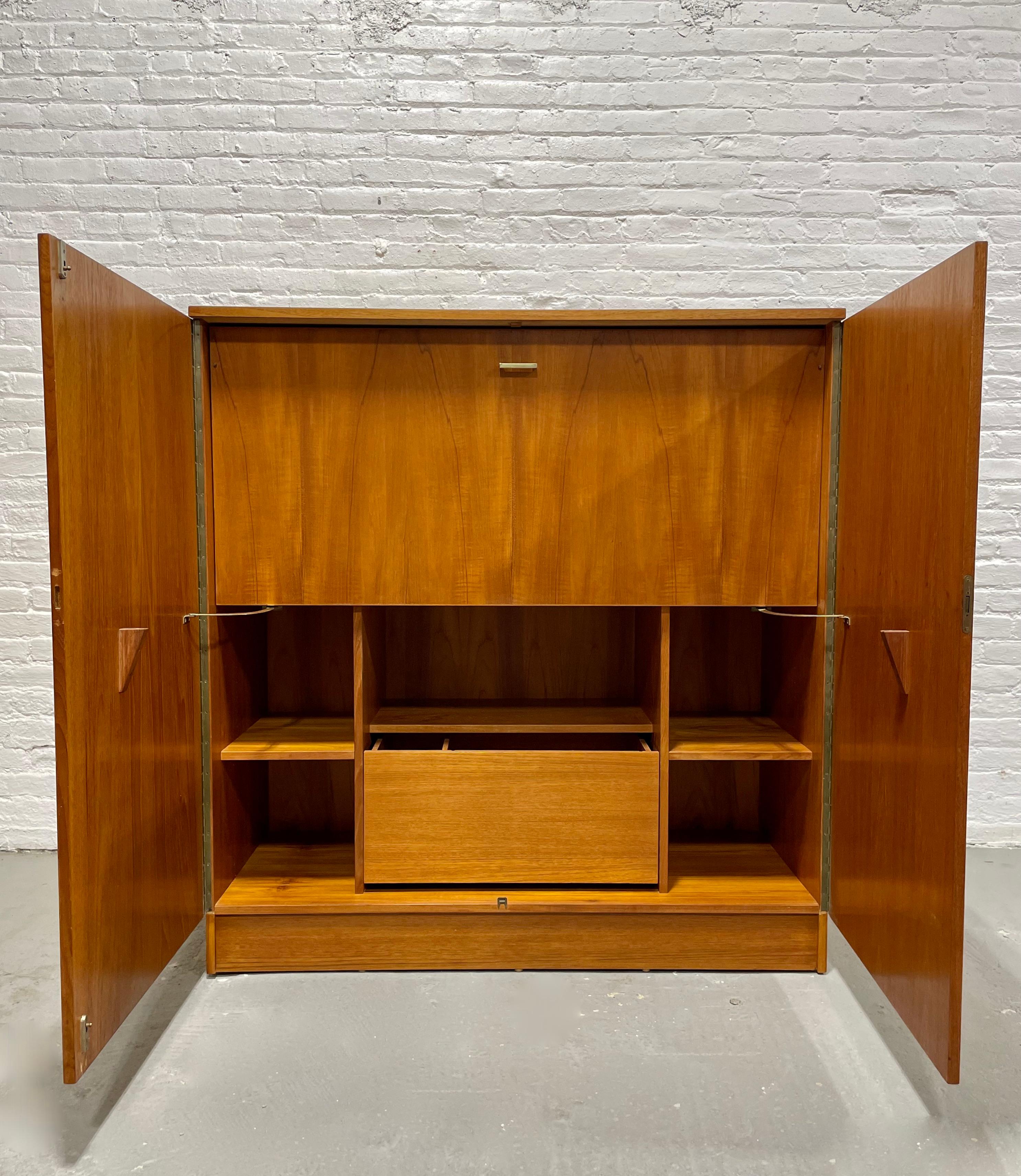 Mid-Century Modern Bureau / secrétaire danois « MAGIC BOX » de style mi-siècle moderne de TEAK en vente