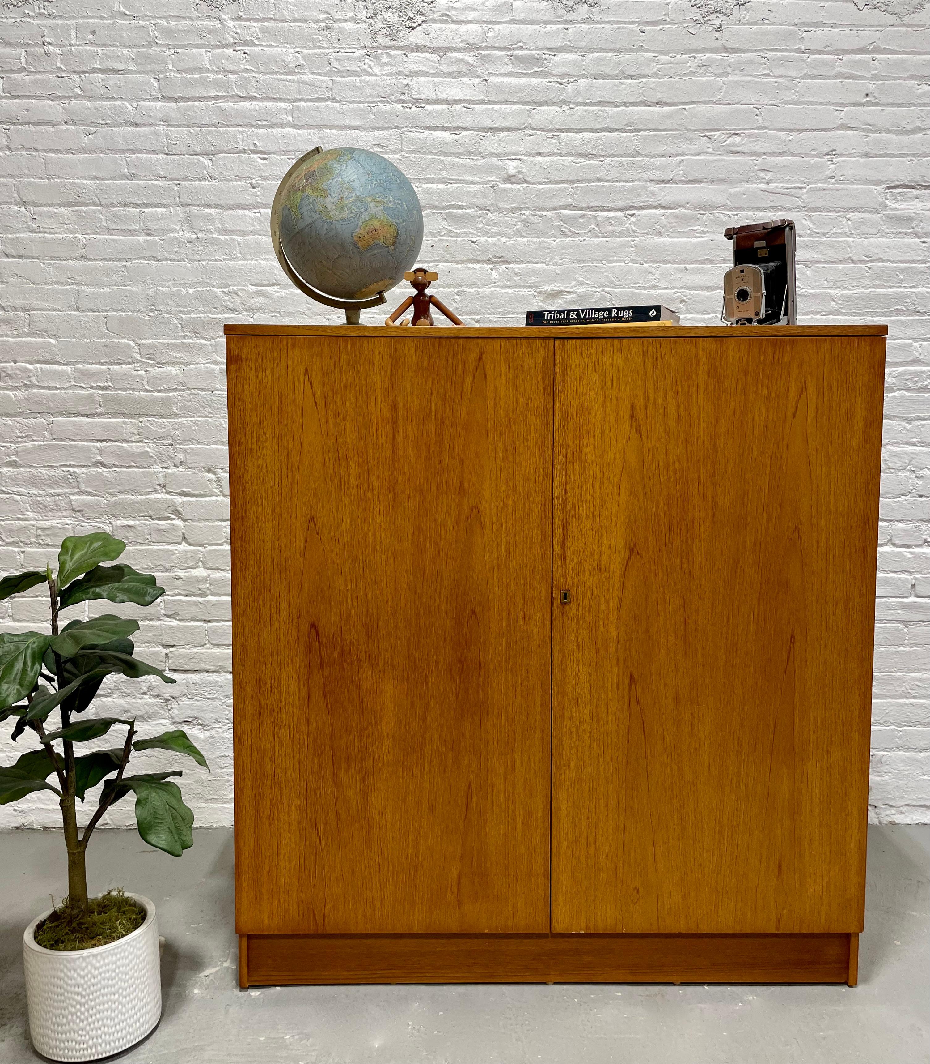 Milieu du XXe siècle Bureau / secrétaire danois « MAGIC BOX » de style mi-siècle moderne de TEAK en vente
