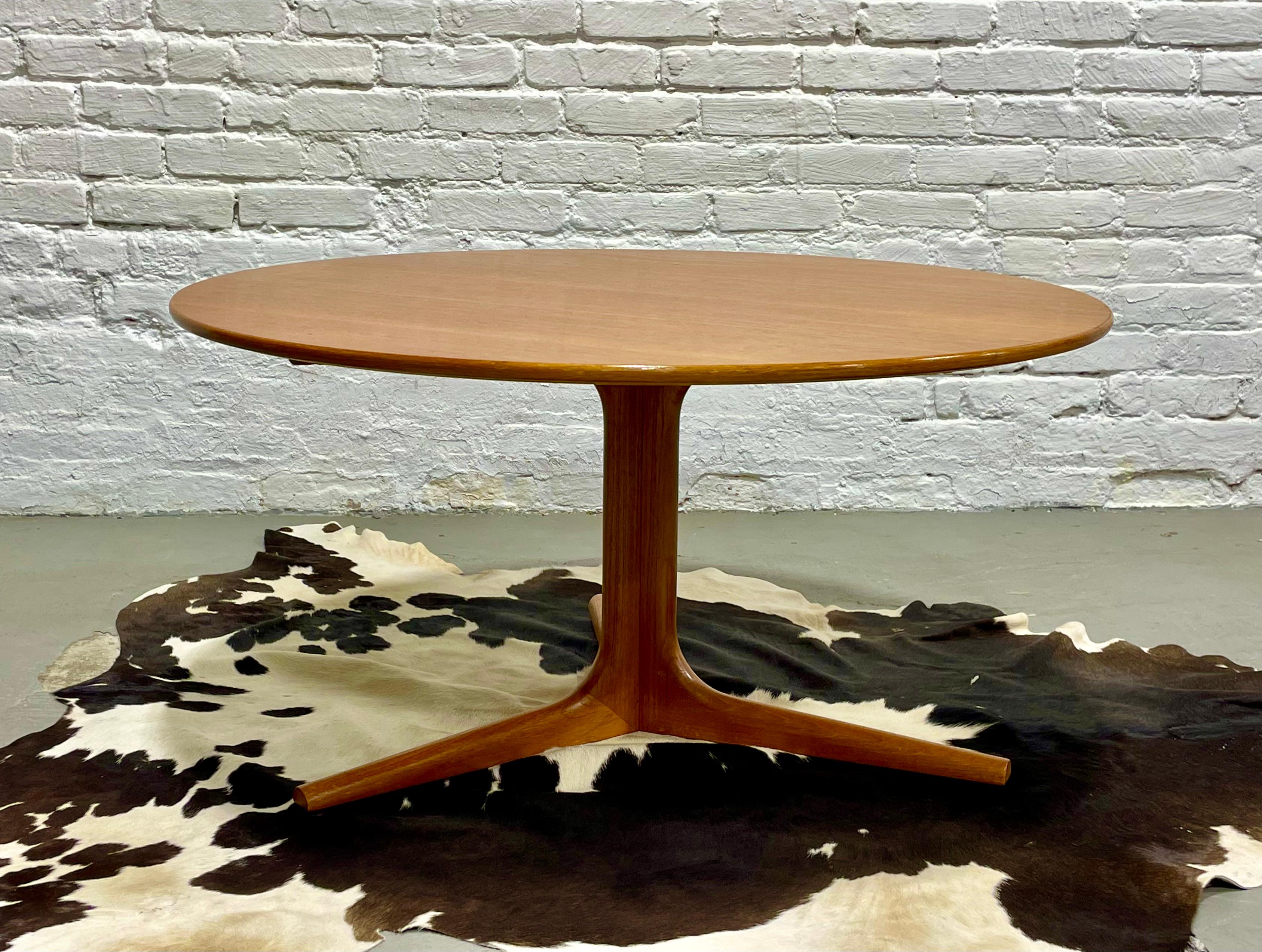 Teak Mid-Century Modern Danish Round Coffee Table, circa 1960s In Good Condition For Sale In Weehawken, NJ
