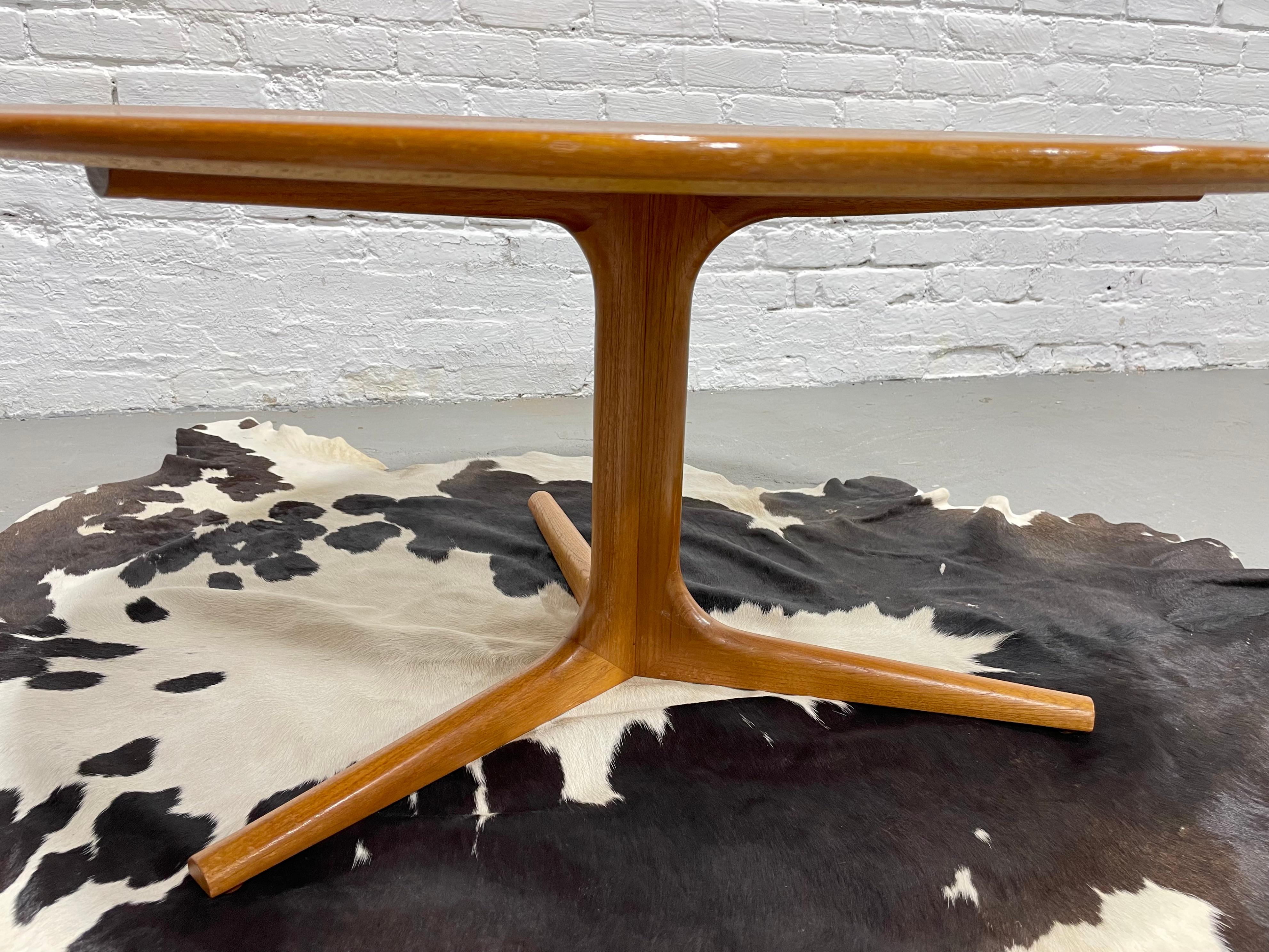 TABLE basse ronde danoise TEAK mi-siècle moderne, vers les années 1960 Bon état - En vente à Weehawken, NJ