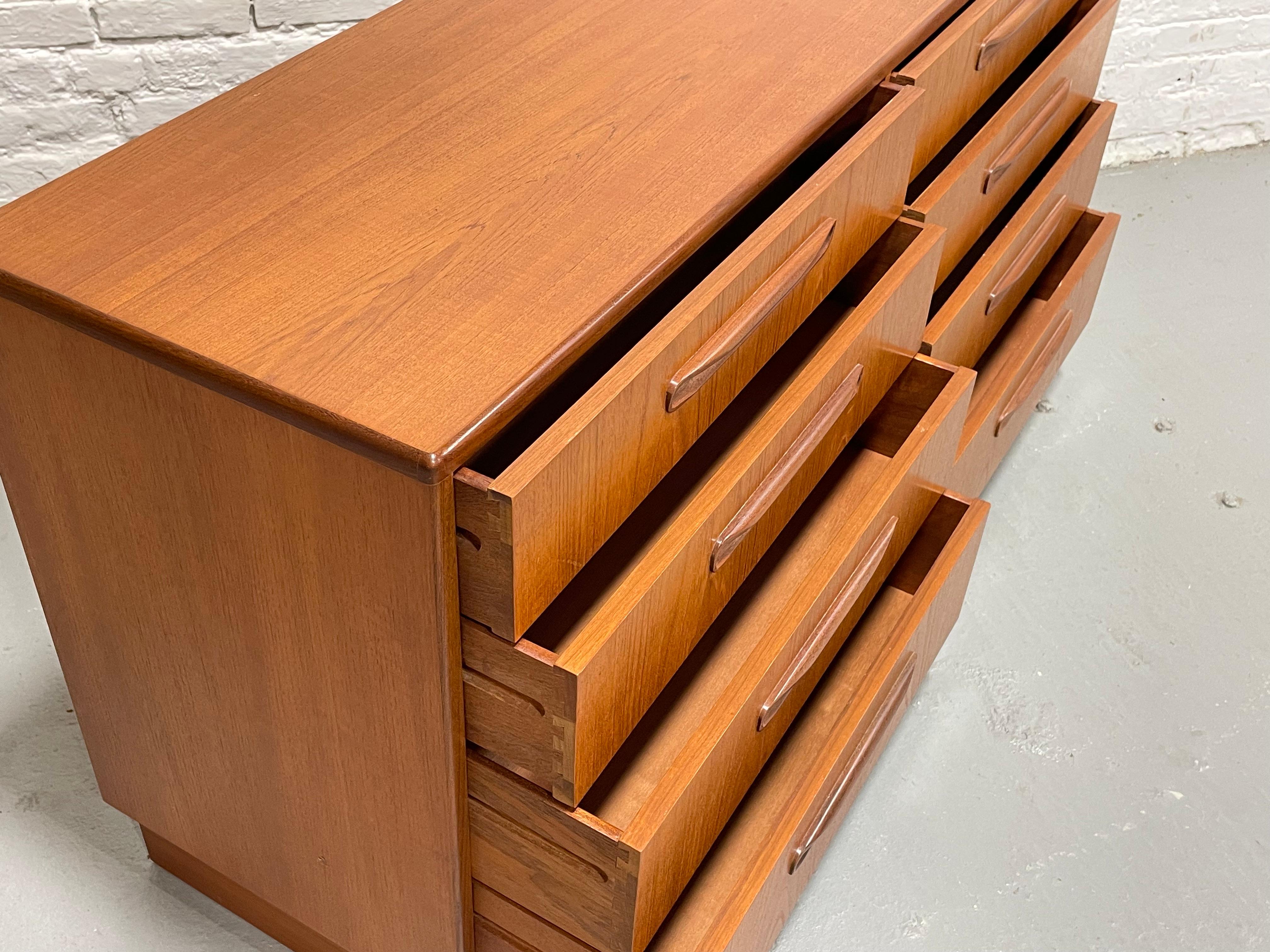 Double DRESSER moderne du milieu du siècle dernier de G-Plan, vers les années 1960 en vente 4