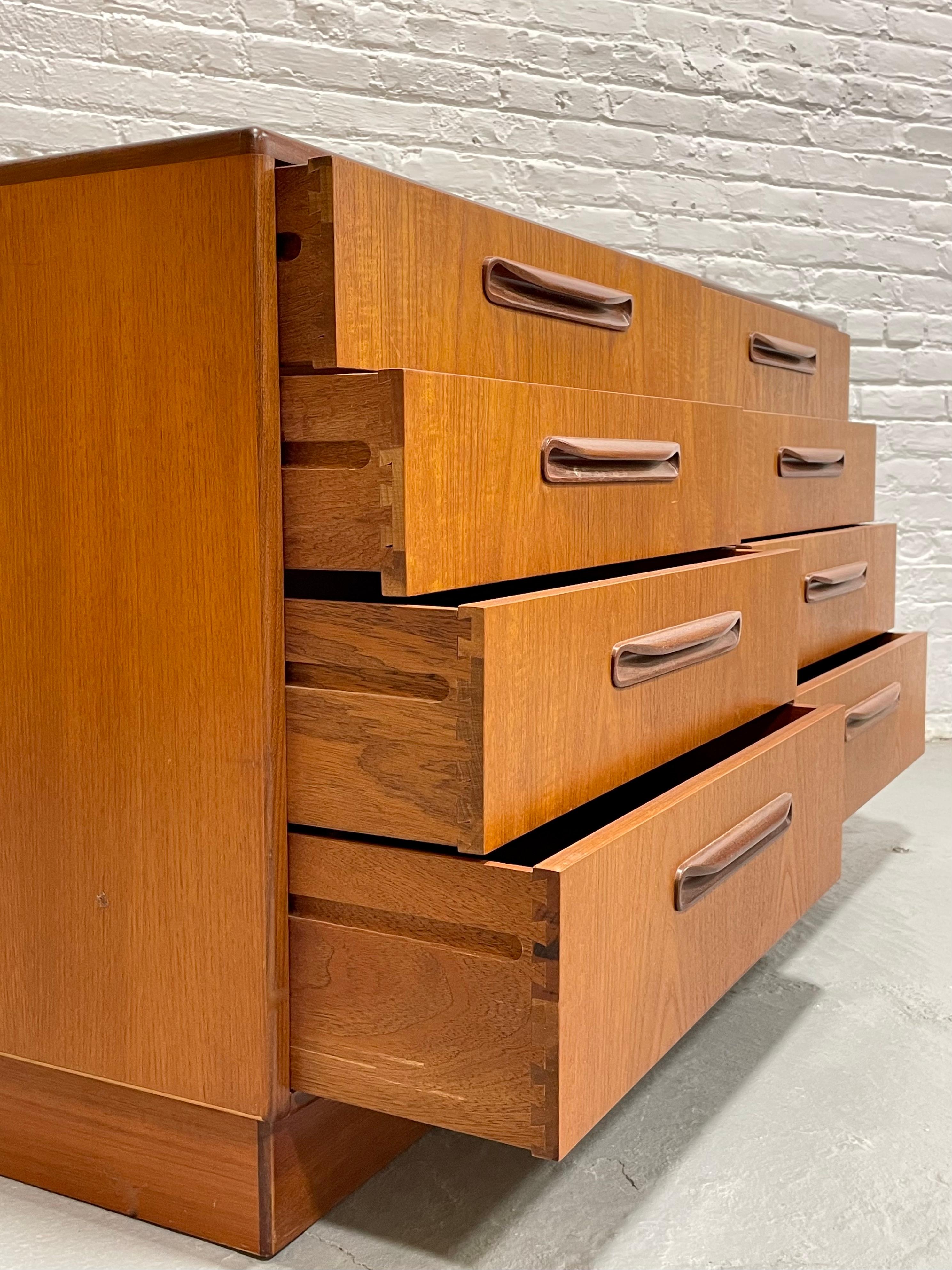 Double DRESSER moderne du milieu du siècle dernier de G-Plan, vers les années 1960 en vente 5