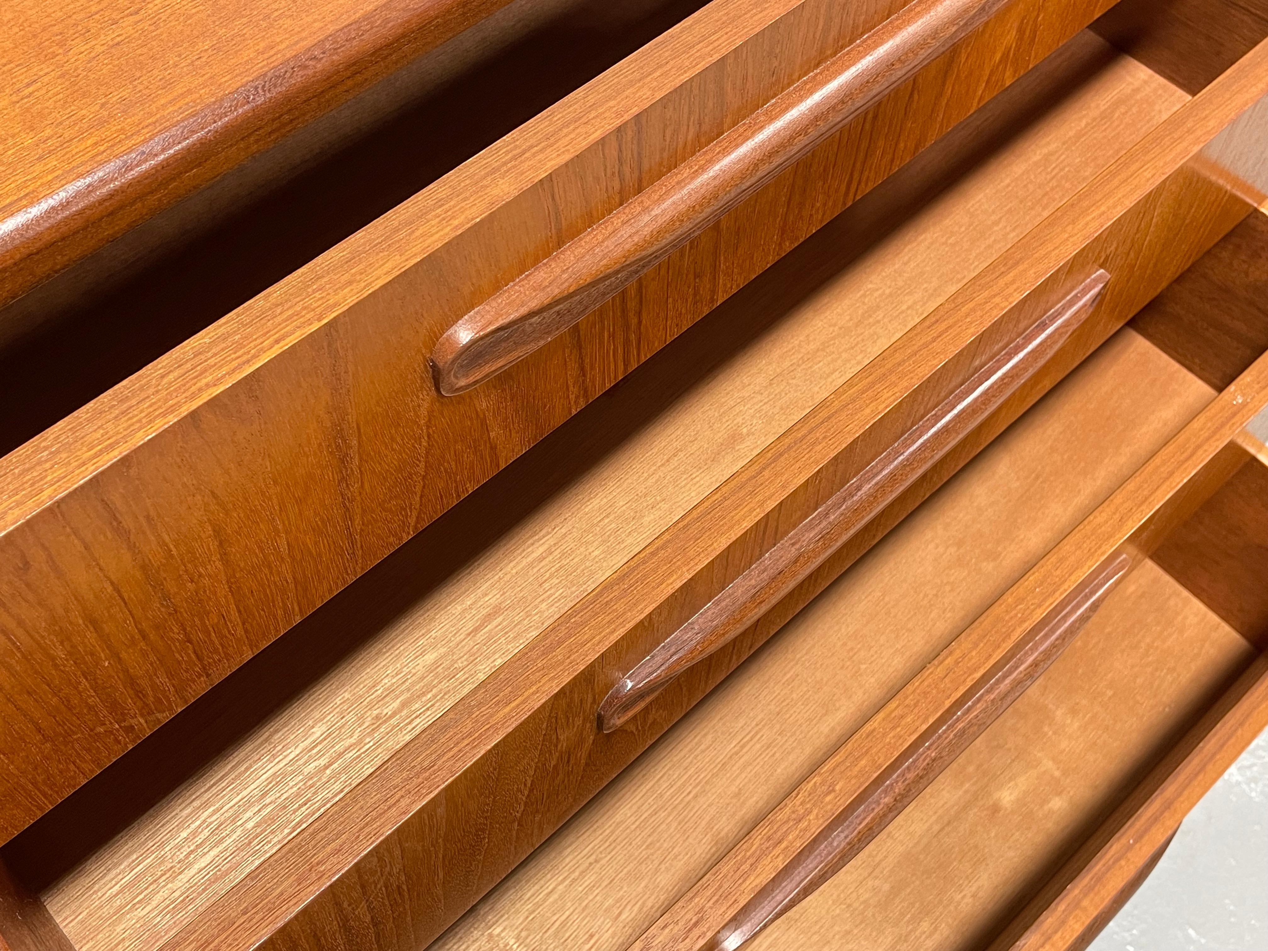 Double DRESSER moderne du milieu du siècle dernier de G-Plan, vers les années 1960 en vente 6