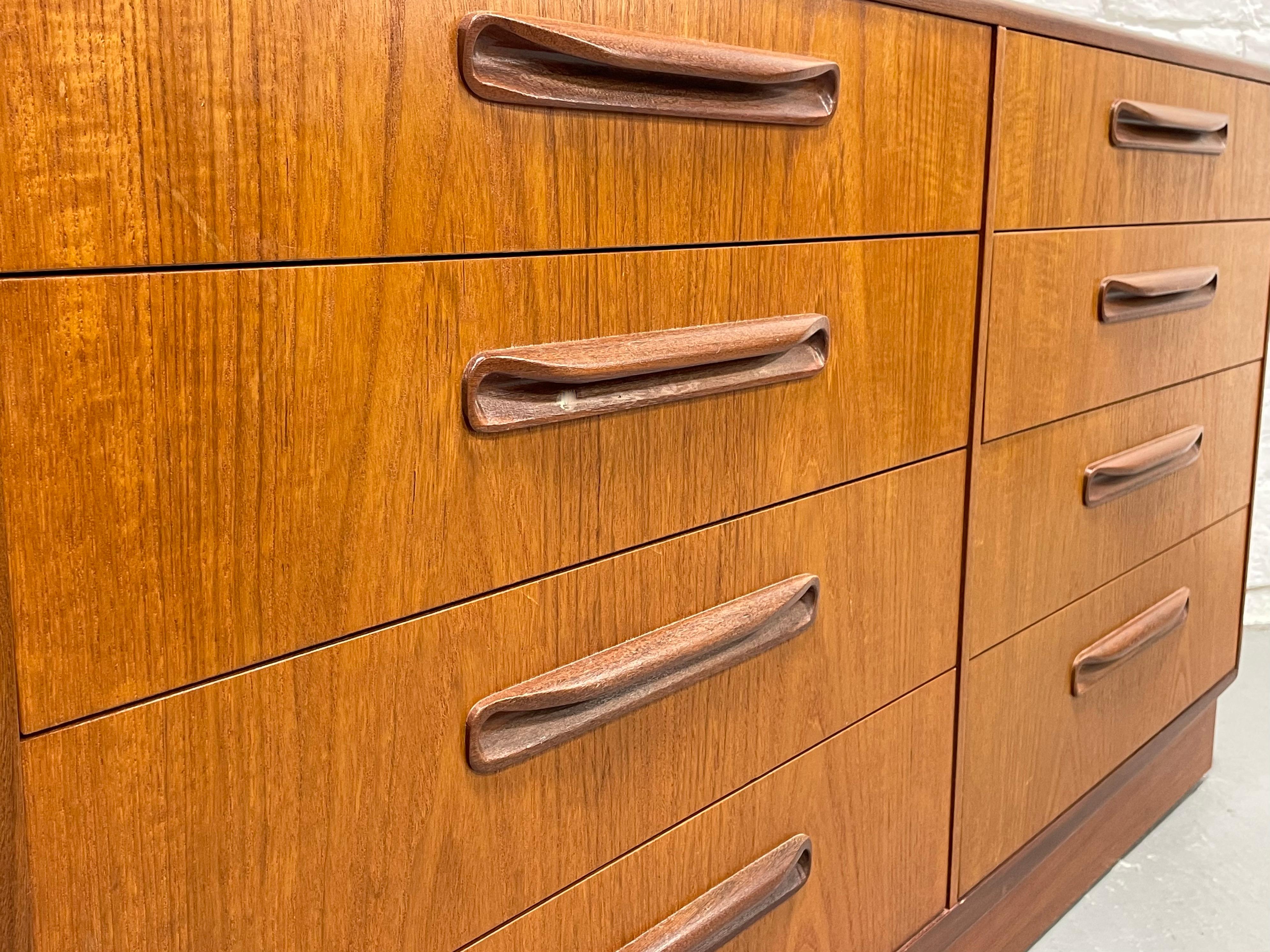 Double DRESSER moderne du milieu du siècle dernier de G-Plan, vers les années 1960 en vente 7