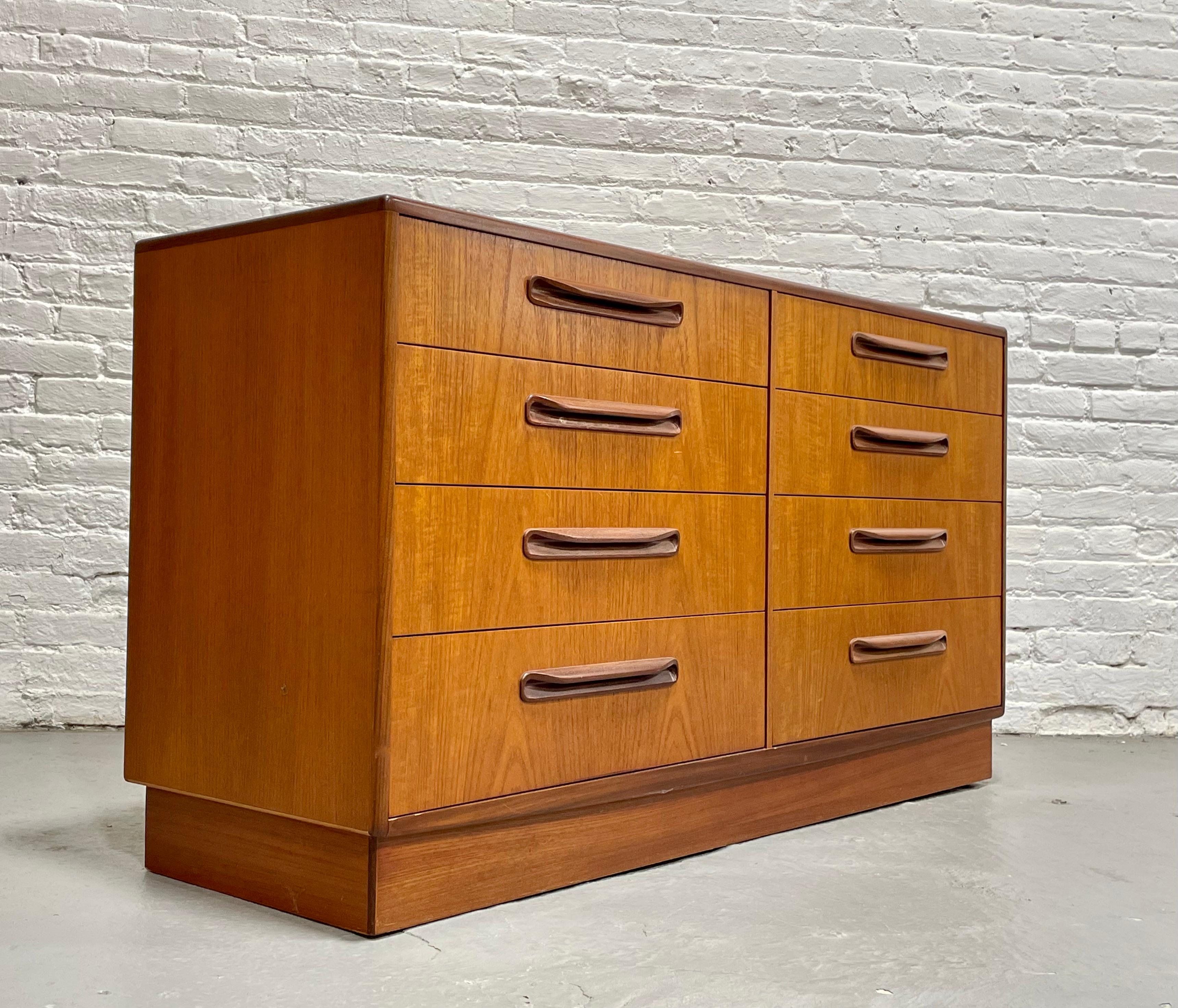 Double DRESSER moderne du milieu du siècle dernier de G-Plan, vers les années 1960 Bon état - En vente à Weehawken, NJ
