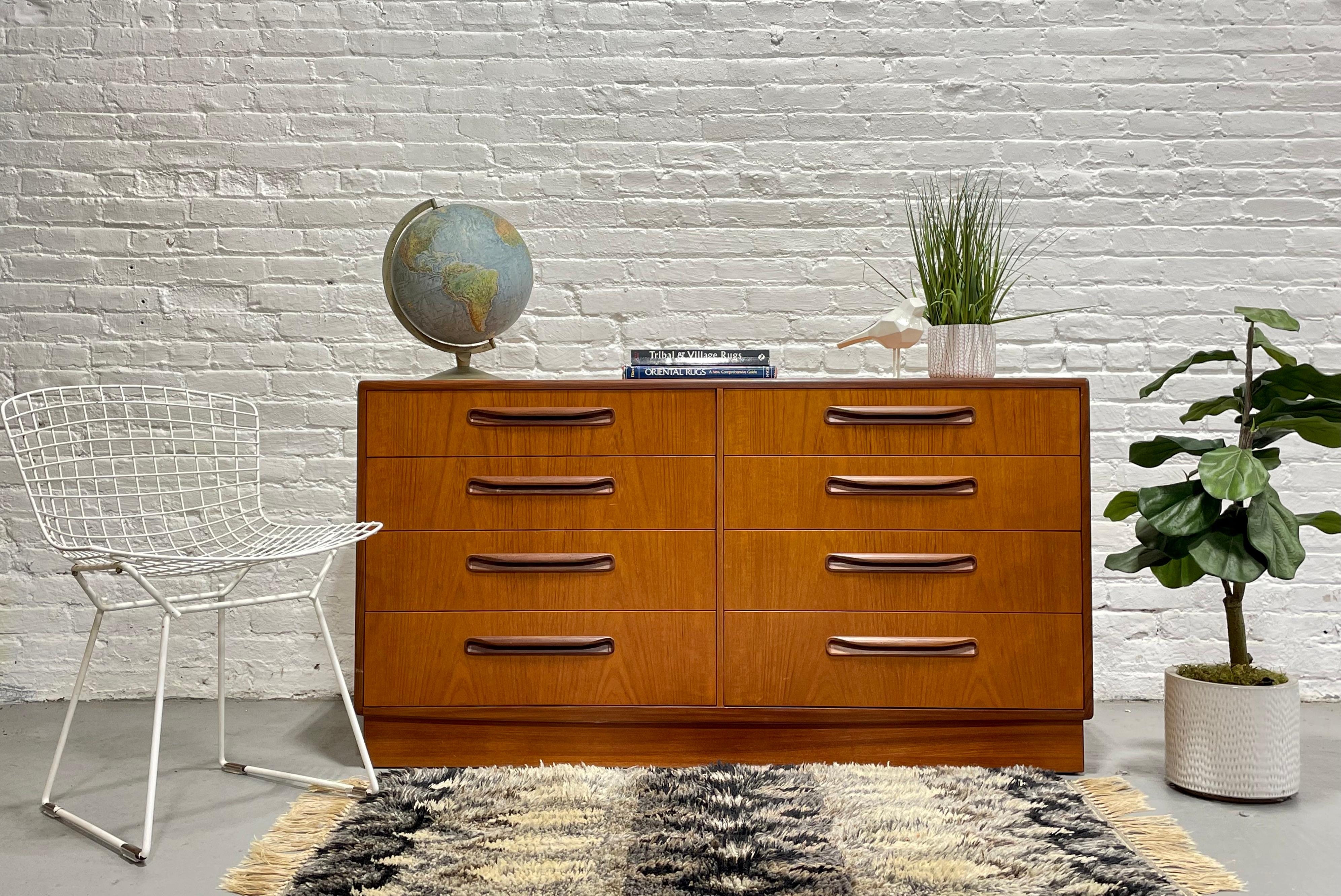 Teck Double DRESSER moderne du milieu du siècle dernier de G-Plan, vers les années 1960 en vente