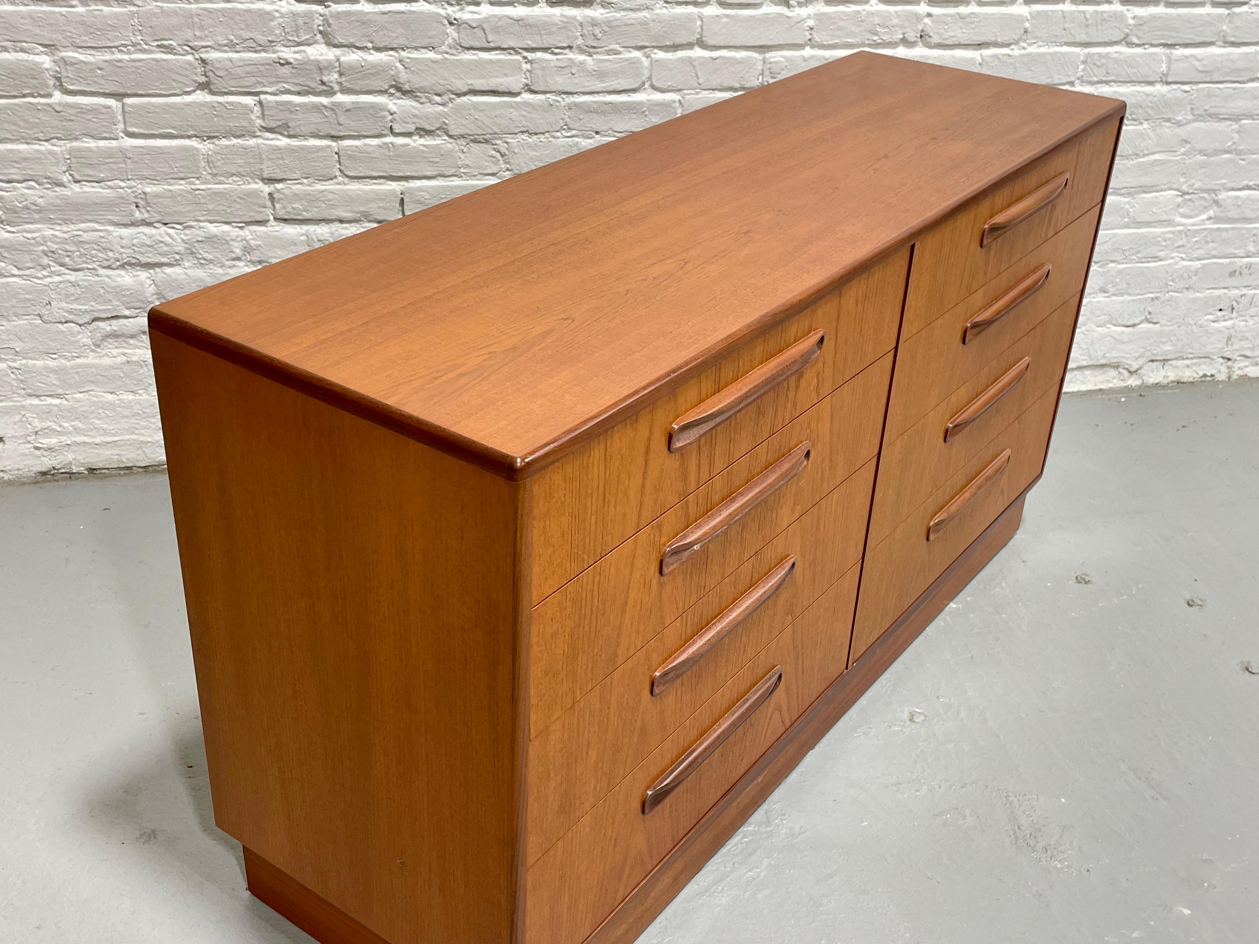 Double DRESSER moderne du milieu du siècle dernier de G-Plan, vers les années 1960 en vente 1