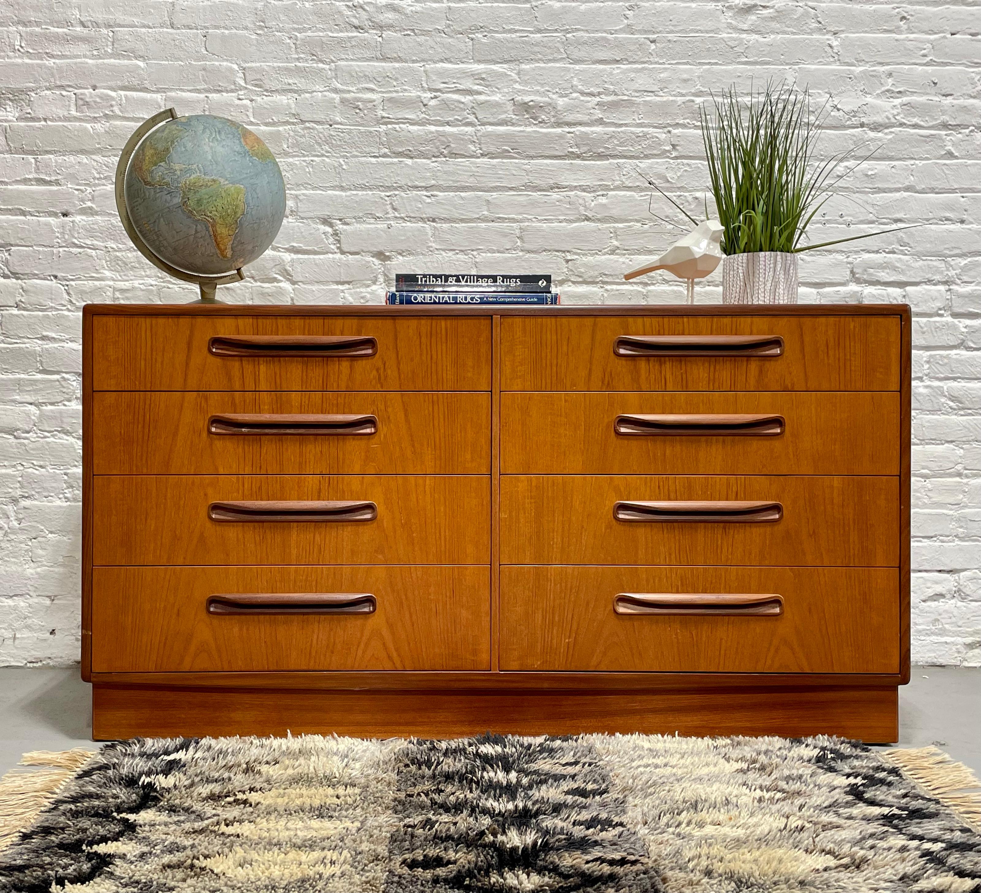 Double DRESSER moderne du milieu du siècle dernier de G-Plan, vers les années 1960 en vente 2