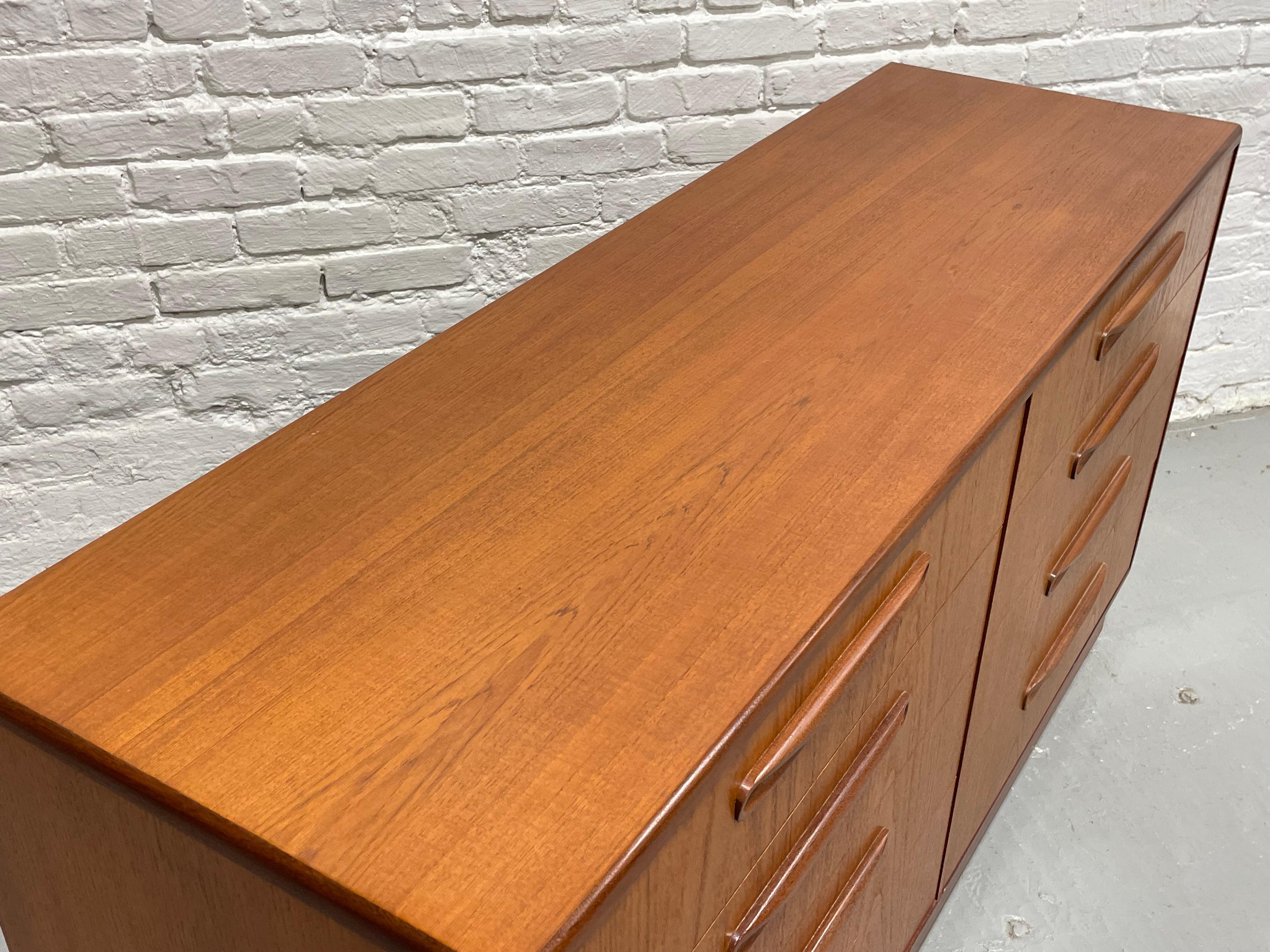 Double DRESSER moderne du milieu du siècle dernier de G-Plan, vers les années 1960 en vente 3