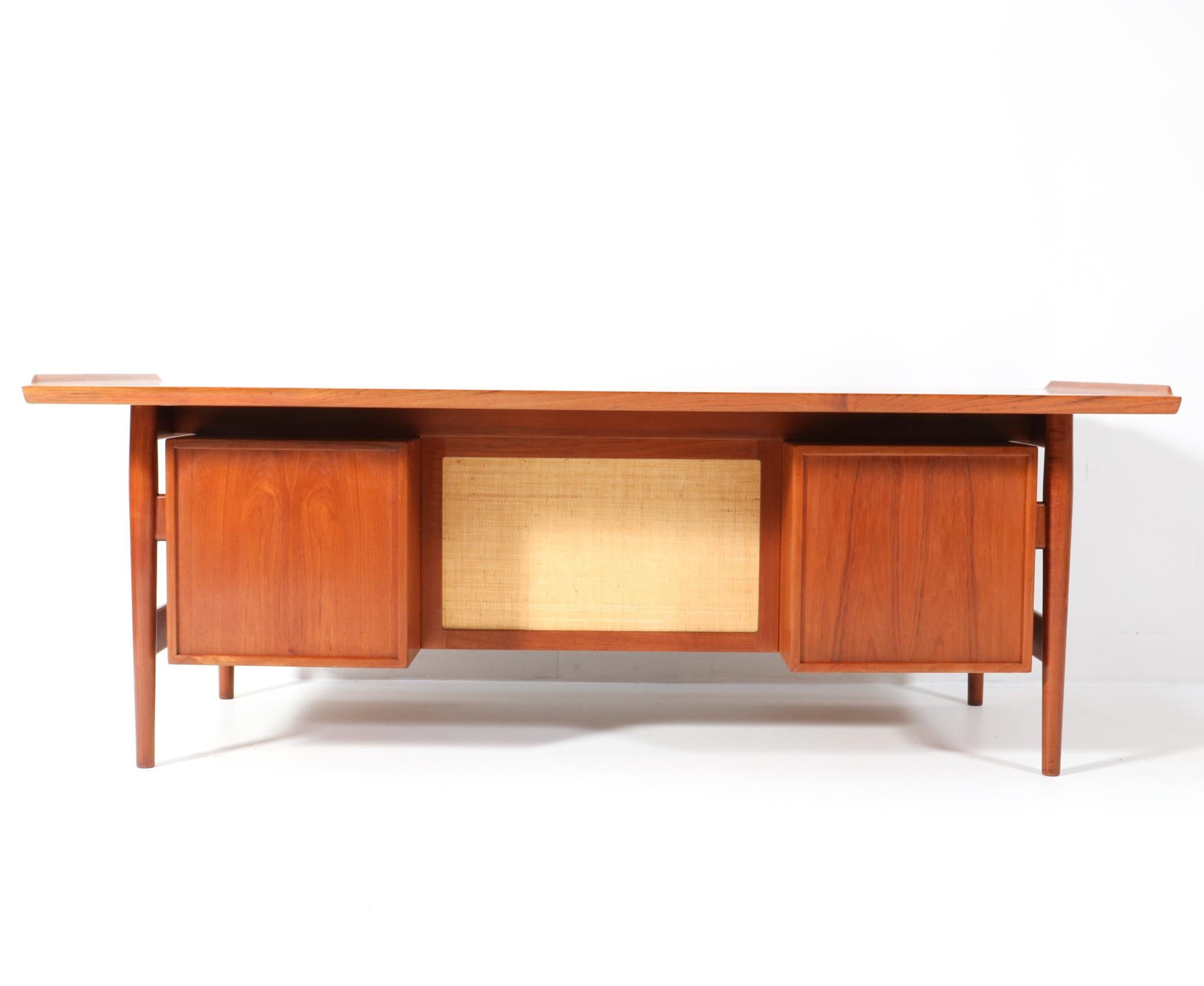 Teak Mid-Century Modern Executive Desk 207 by Arne Vodder for Sibast, 1960s For Sale 9