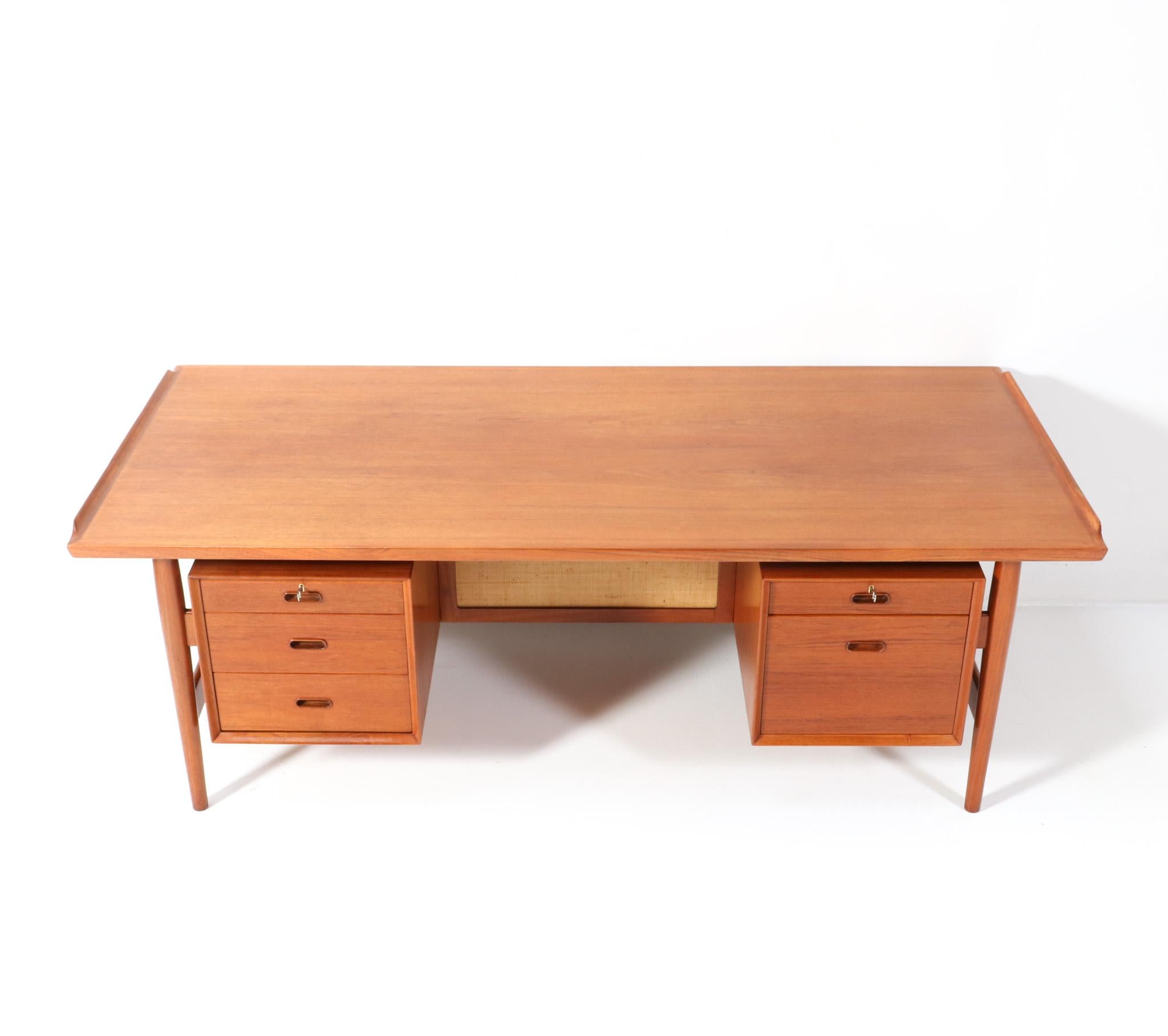Magnificent and rare Mid-Century Modern executive desk 207.
Design by Arne Vodder for Sibast Denmark.
Striking Danish design from the 1960s.
Solid teak base with three original drawers on the left side and one drawer and a larger compartment on the