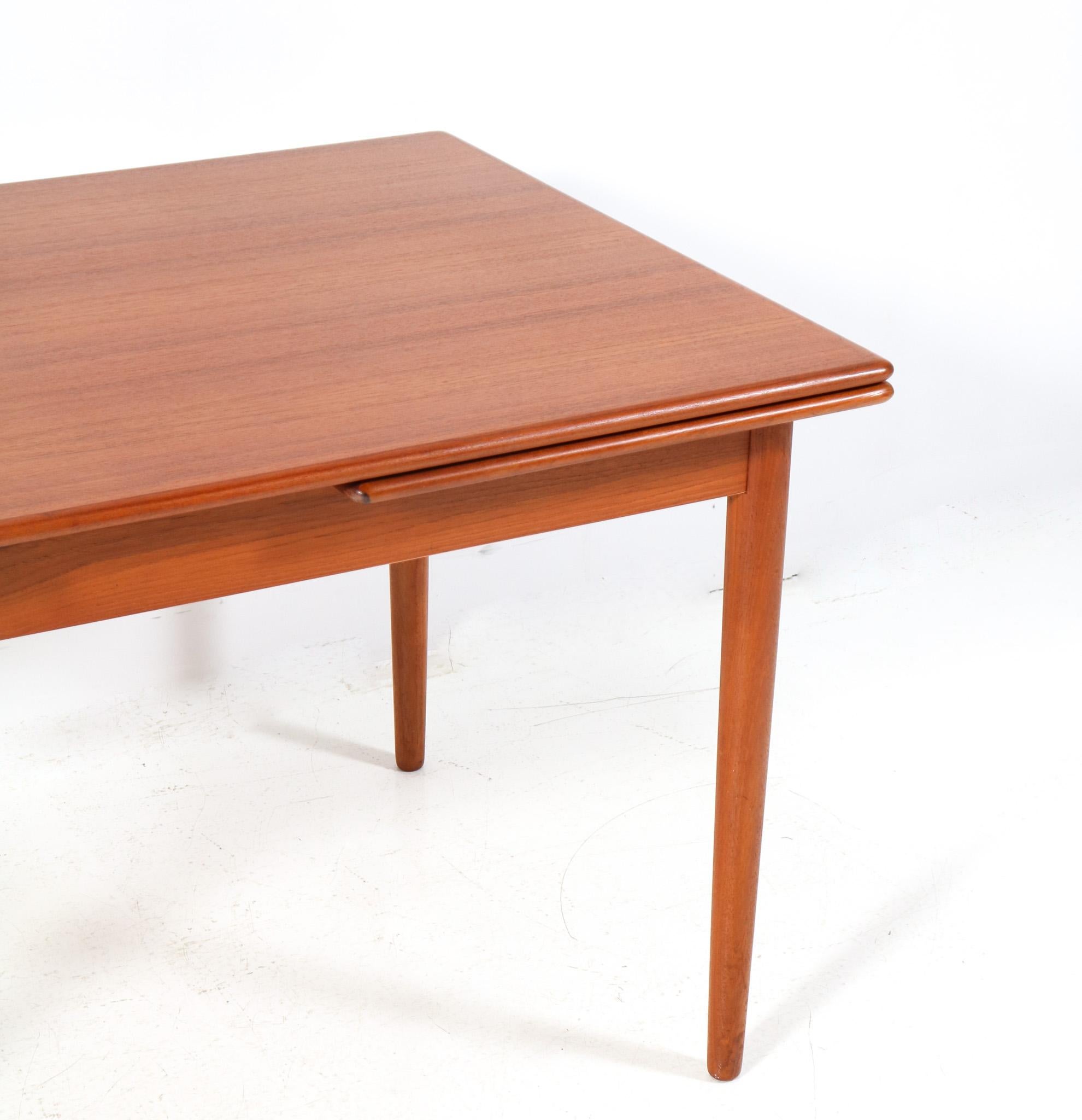 Teak Mid-Century Modern Extendable Dining Room Table Mo. 215 by Farstrup, 1960s In Good Condition For Sale In Amsterdam, NL