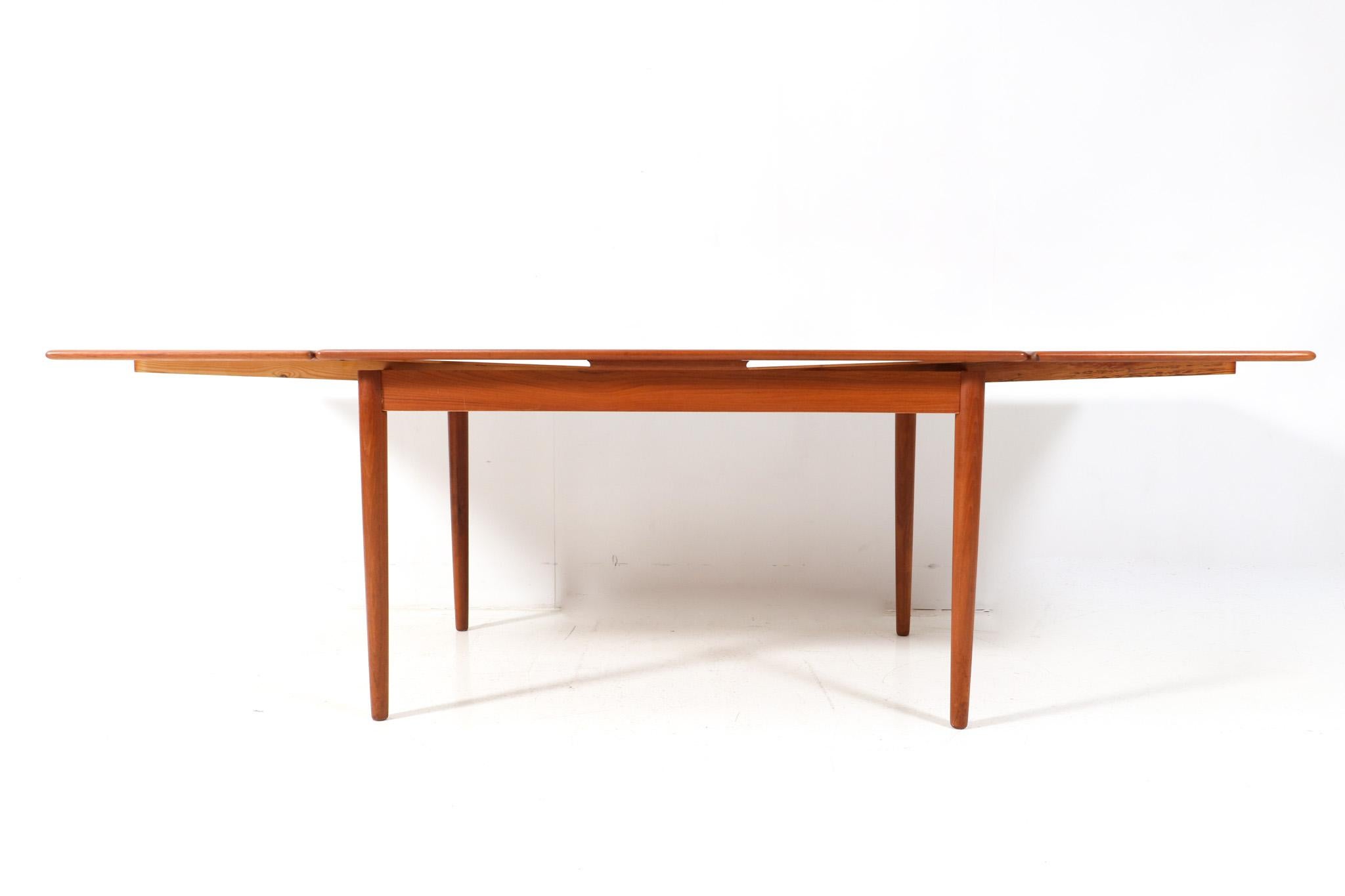 Teak Mid-Century Modern Extendable Dining Room Table Mo. 215 by Farstrup, 1960s For Sale 1
