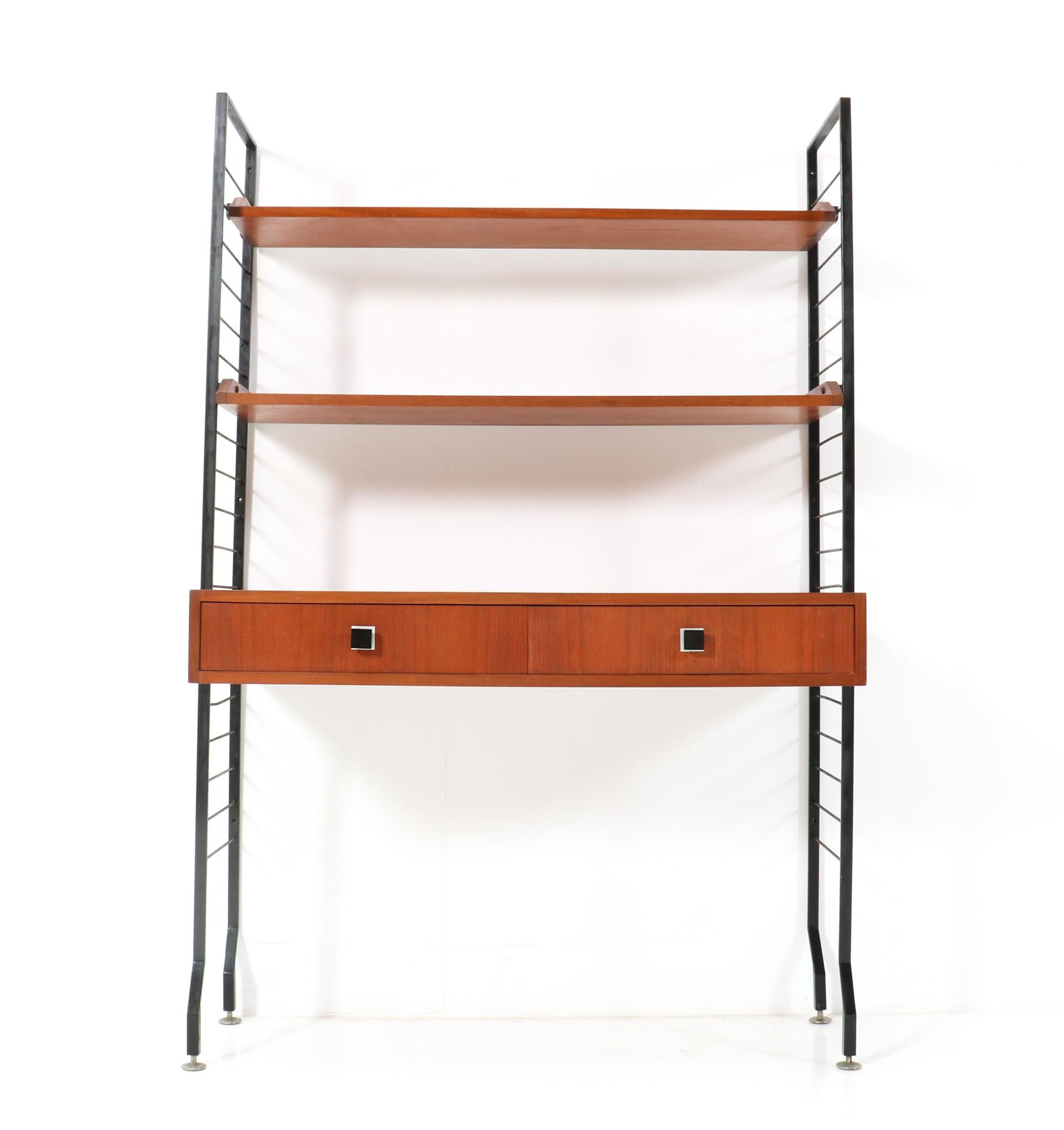 Scaffalatura libera moderna di metà secolo in teak con tavolo da scrittura, anni '60 in vendita 1