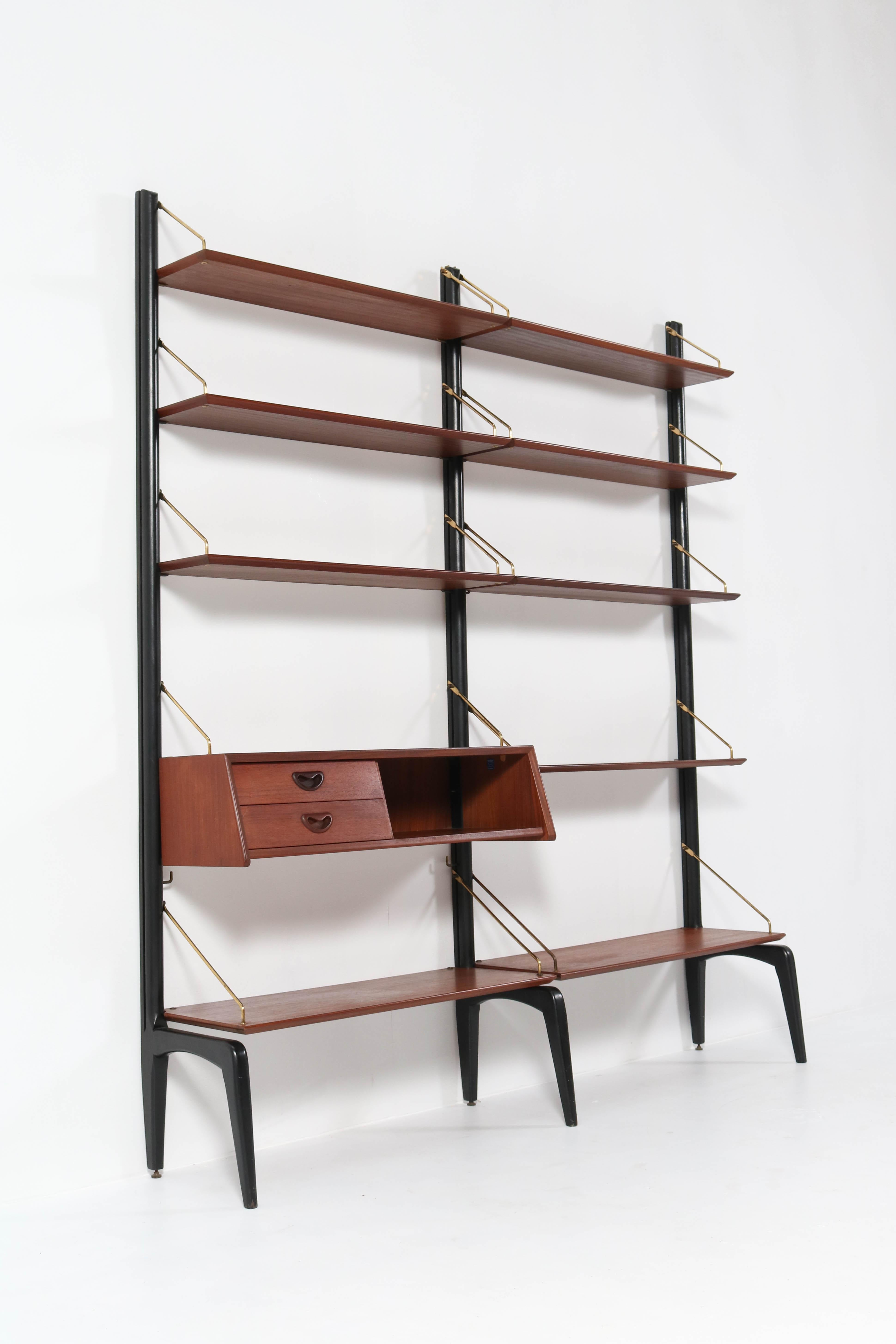 Magnificent and elegant Mid-Century Modern freestanding modular wall unit.
Design by Louis van Teeffelen for Webe.
Striking Dutch design from the 1950s.
This wall unit consists of:
3 original black lacquered wooden uprights. H: 200 cm or 78.74