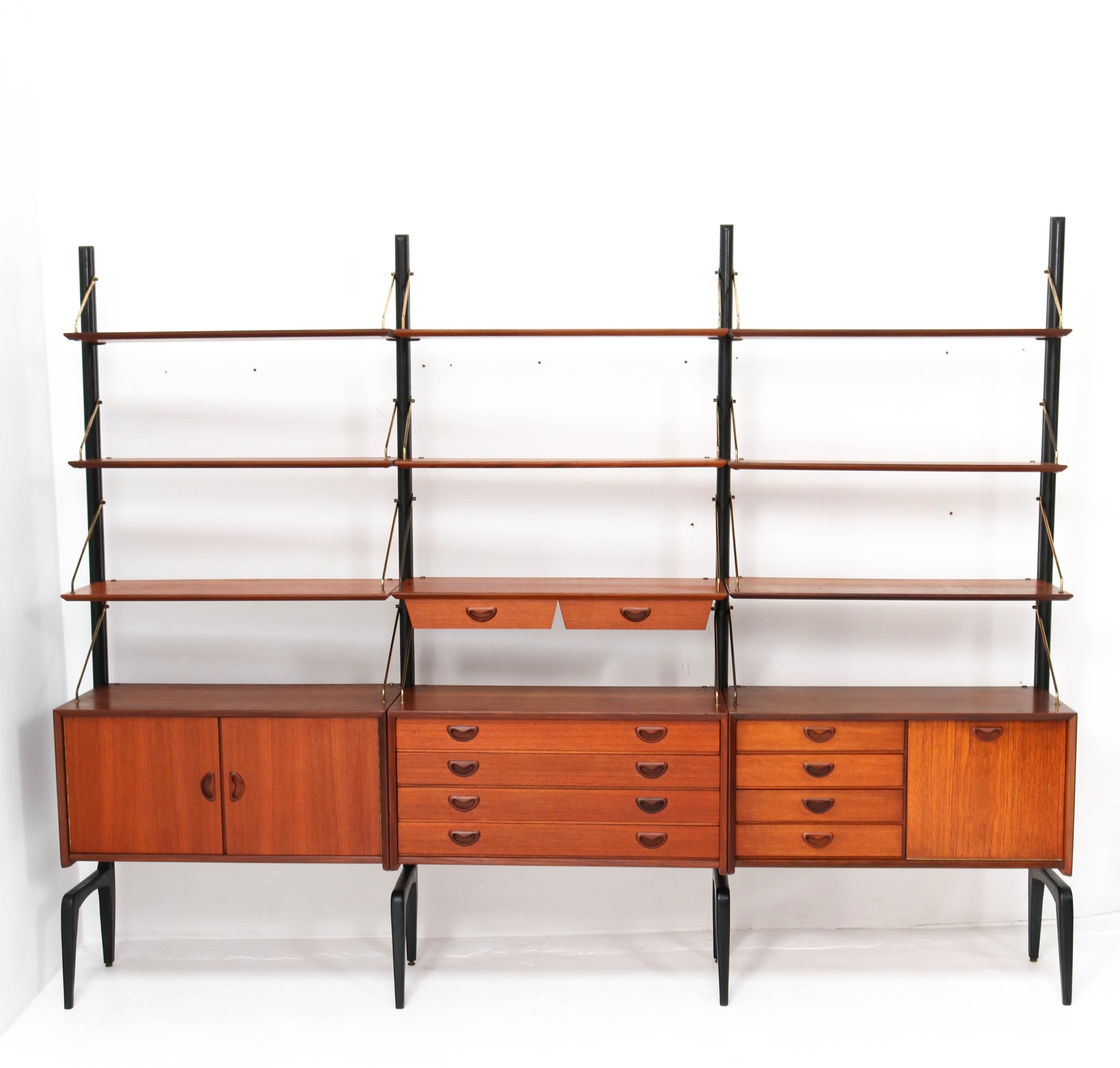 Magnificent Mid-Century Modern free standing modular wall unit.
Design by Louis van Teeffelen for Webe.
Striking Dutch design from the 1950s.
This wall unit consists of:
4 original black lacquered wooden uprights H: 200 cm or 78.74 in.W: 4 cm or